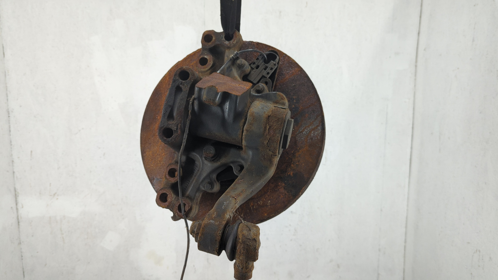 Кулак поворотный передний левый