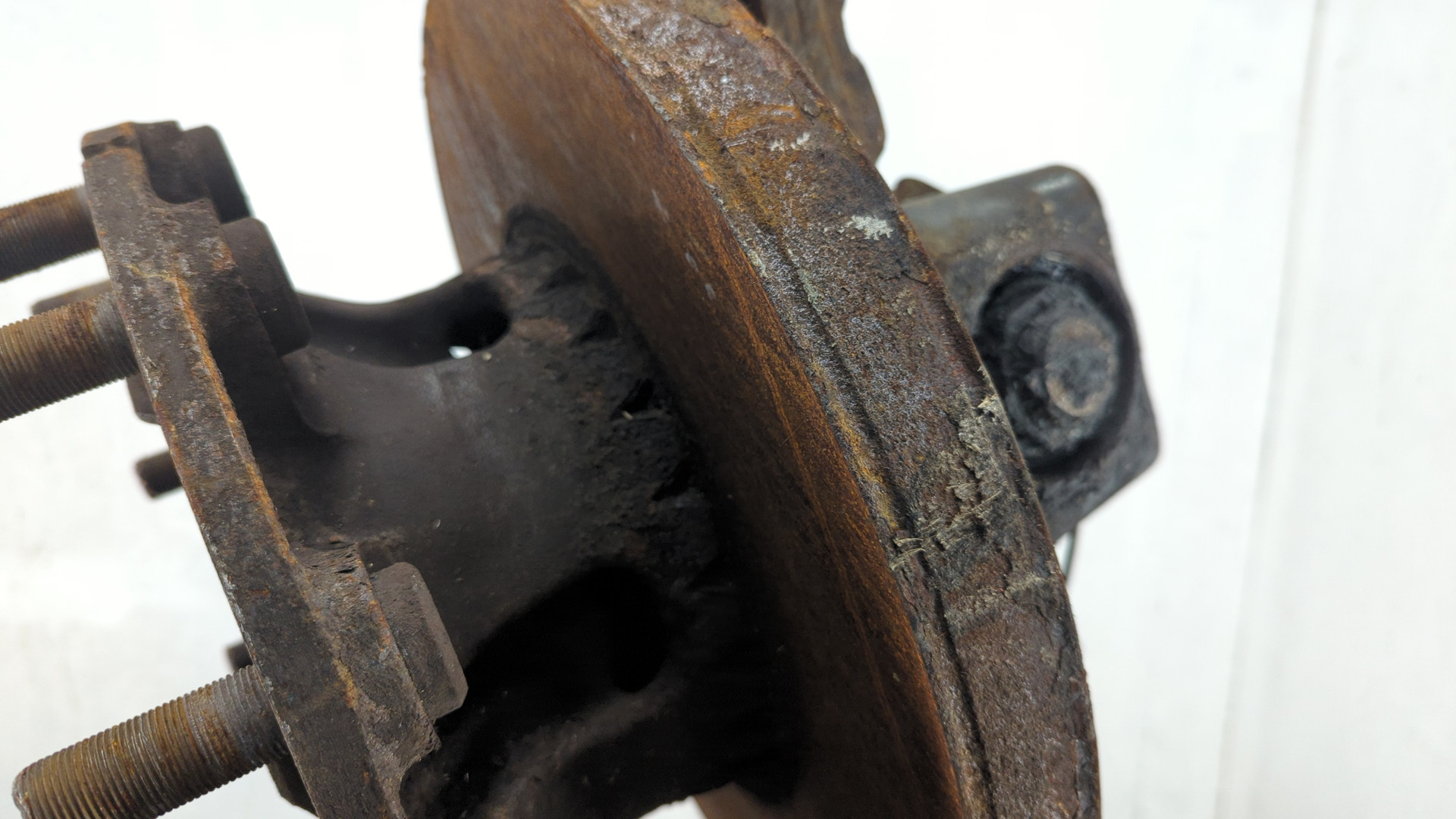 Кулак поворотный передний левый