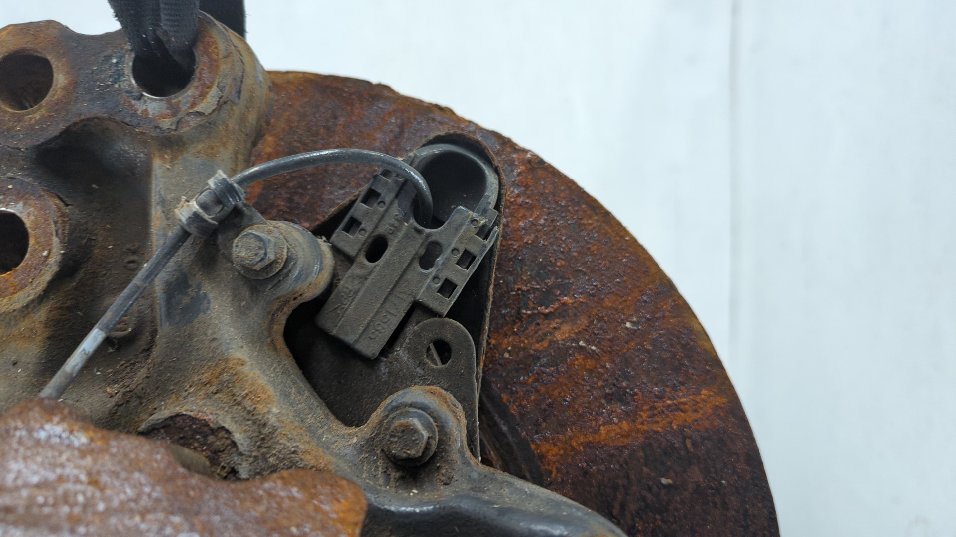 Кулак поворотный передний левый