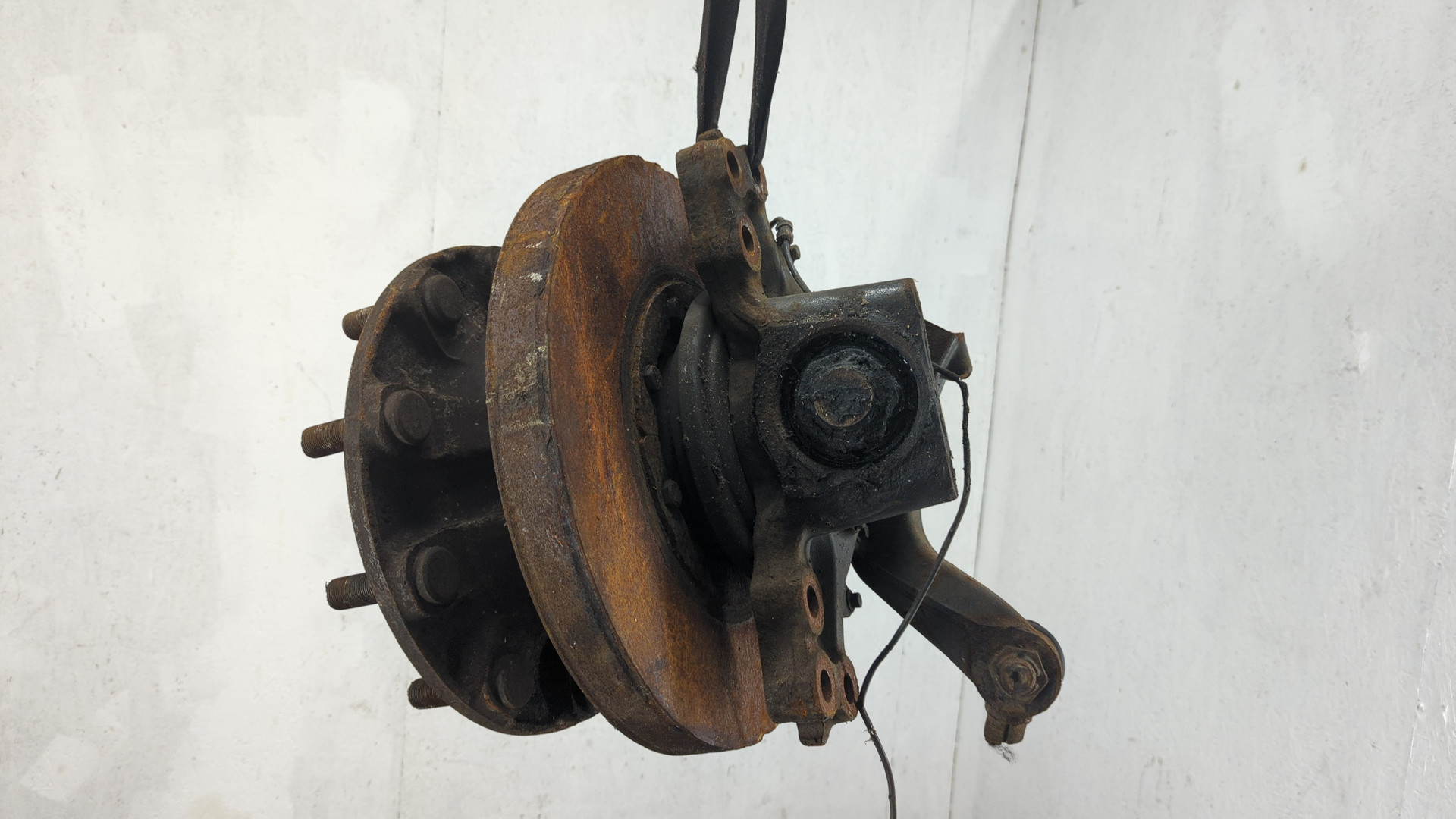 Кулак поворотный передний левый