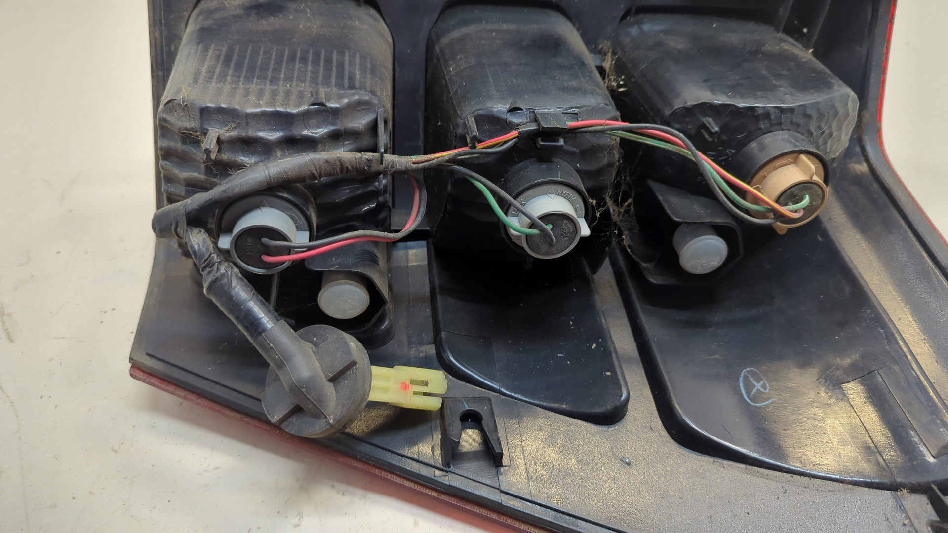 Фонарь задний левый