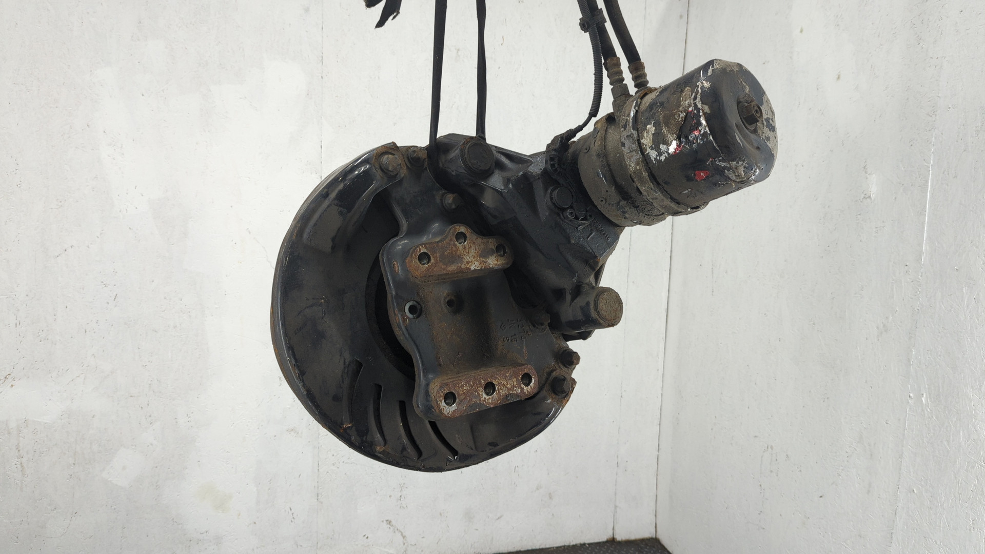 Кулак поворотный передний левый