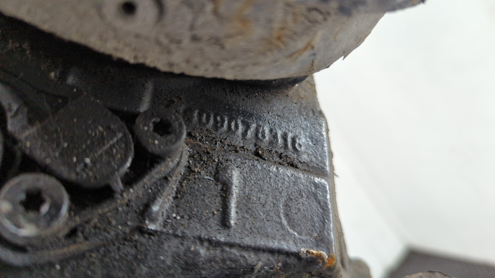 Кулак поворотный передний левый