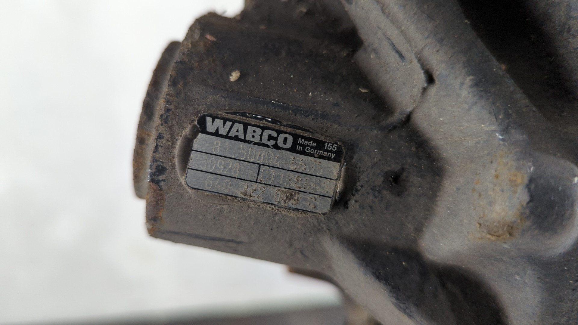 Кулак поворотный передний левый