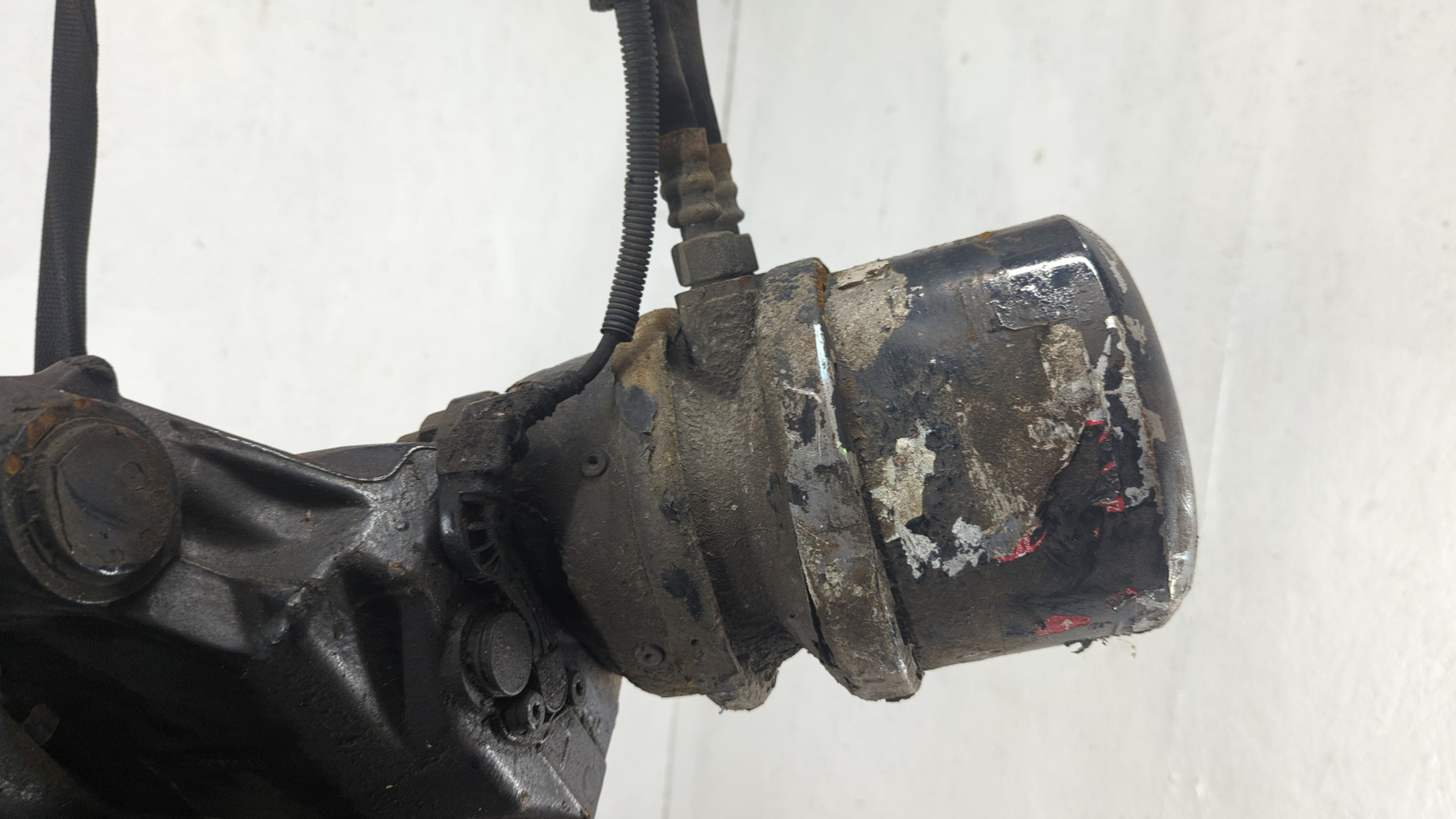 Кулак поворотный передний левый