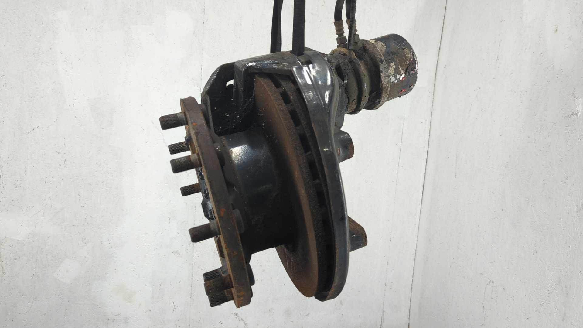 Кулак поворотный передний левый