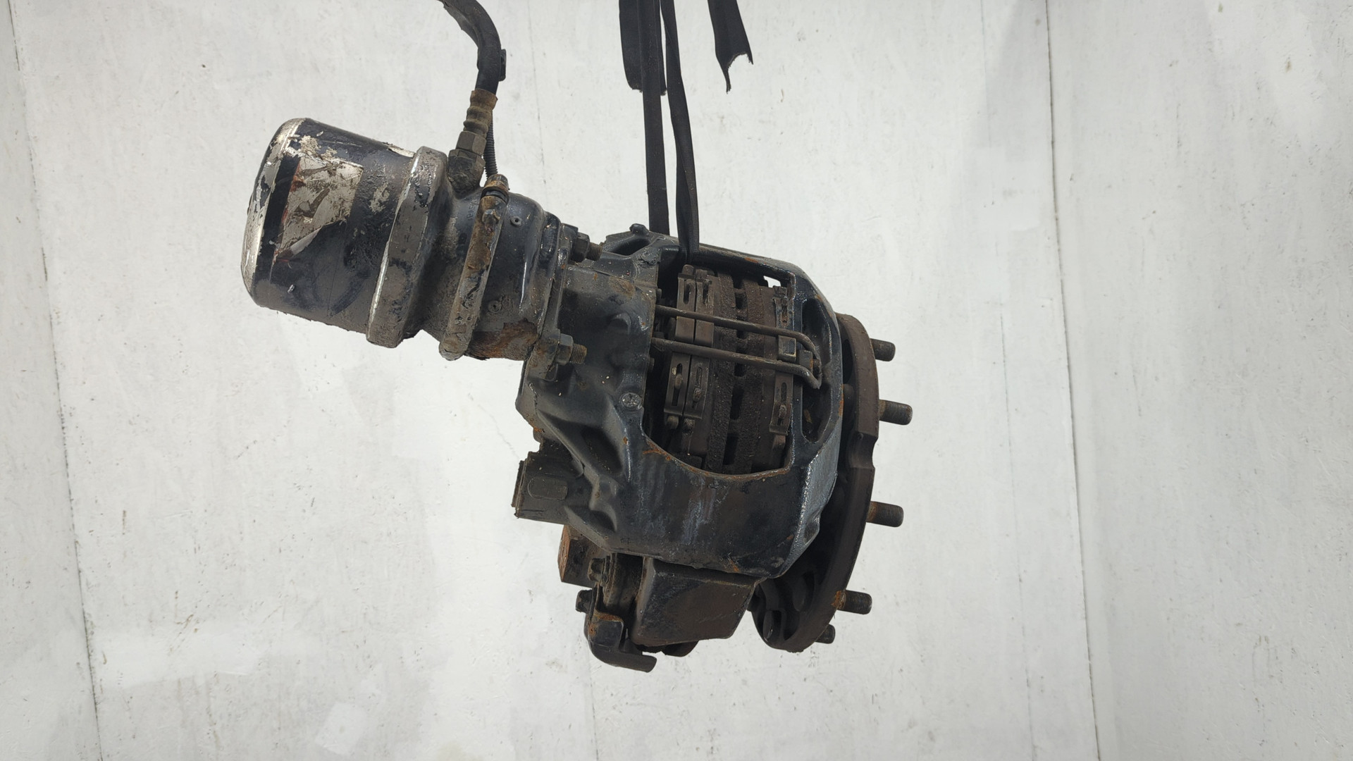 Кулак поворотный передний левый