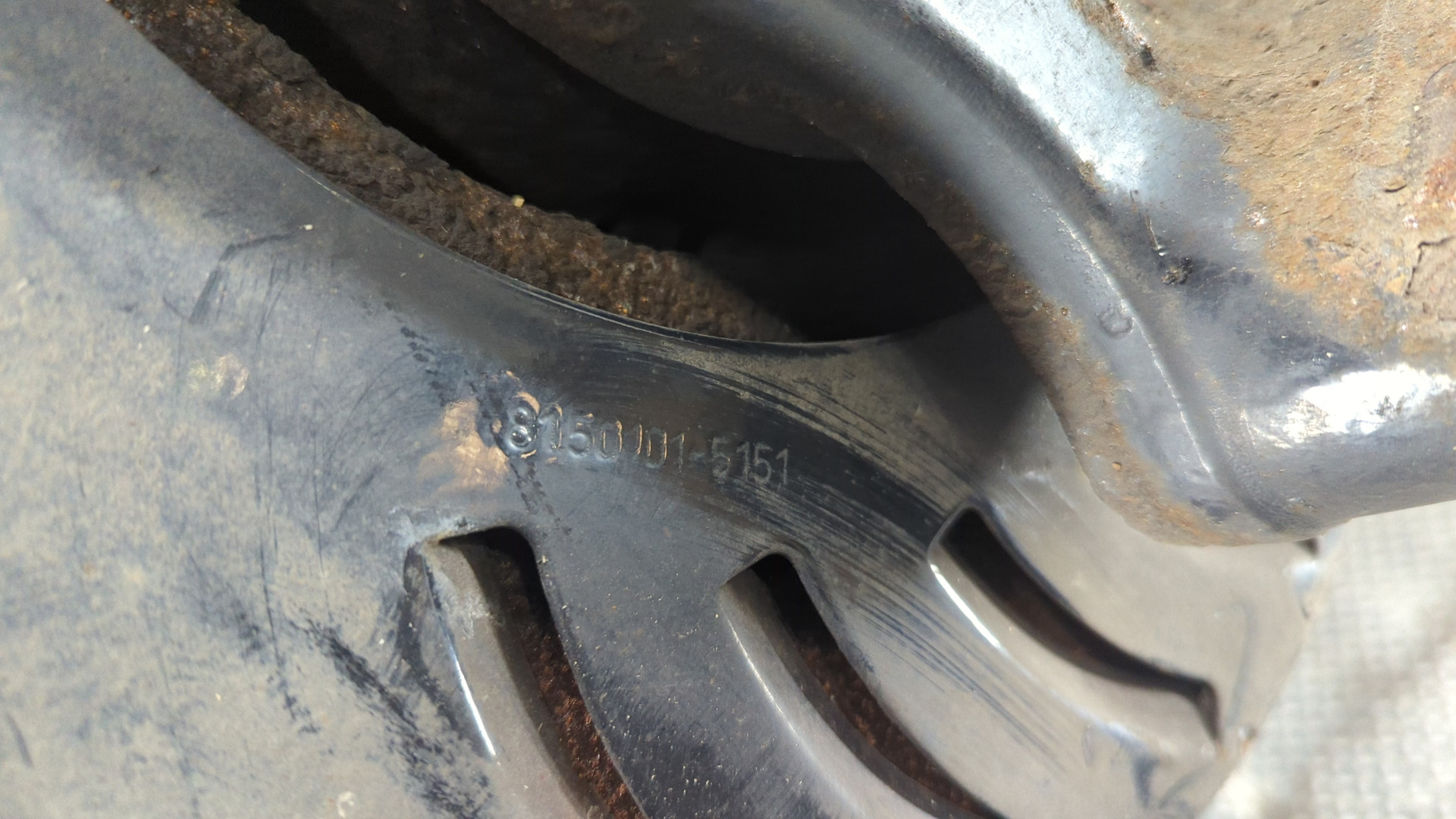 Кулак поворотный передний левый