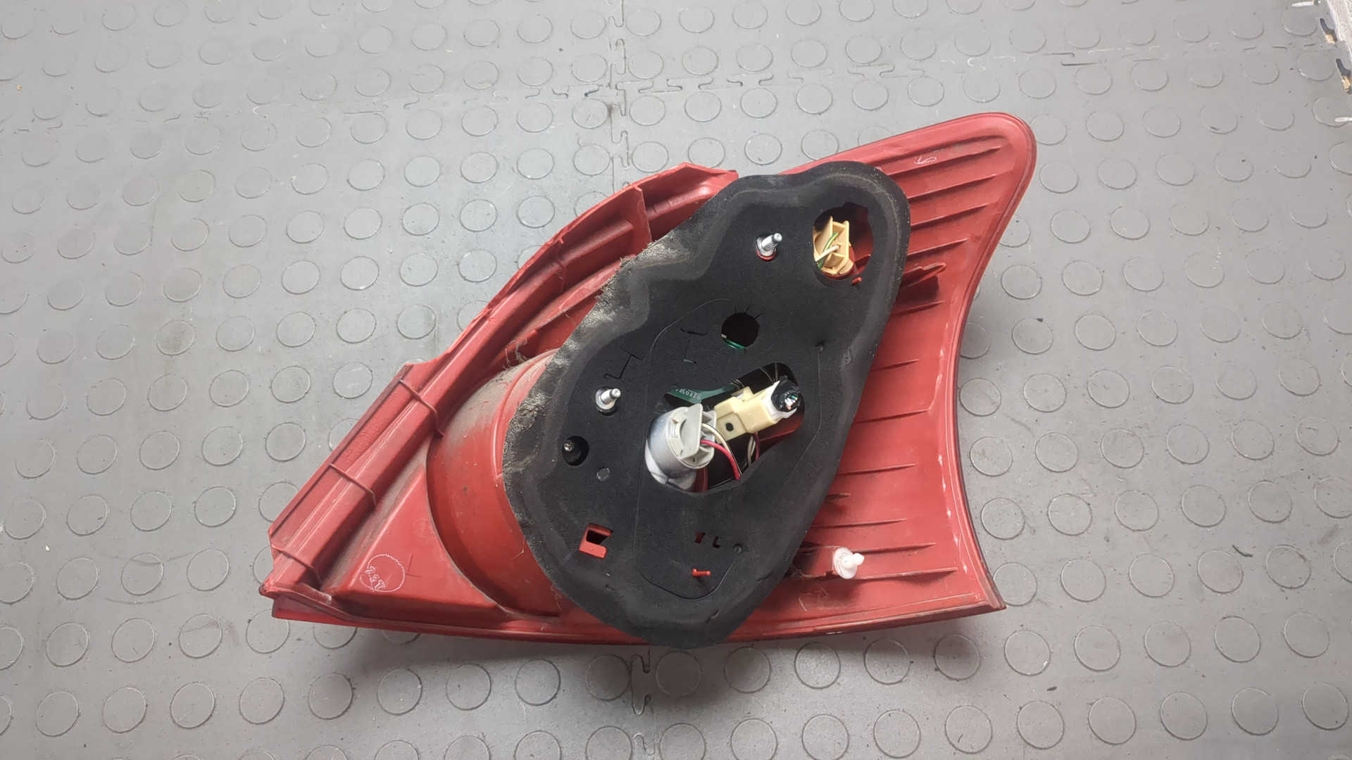 Фонарь задний левый