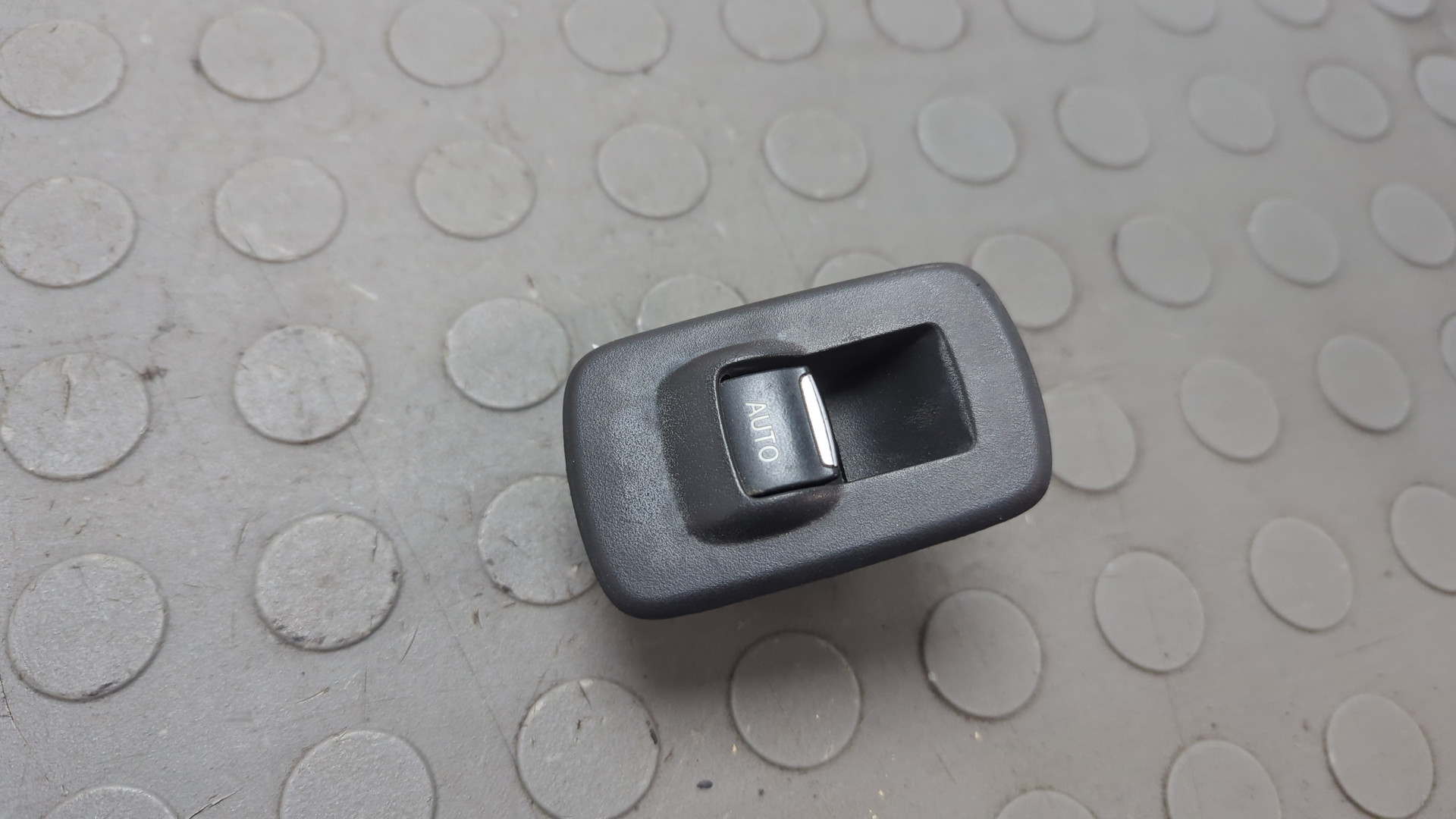 Кнопка стеклоподъемника