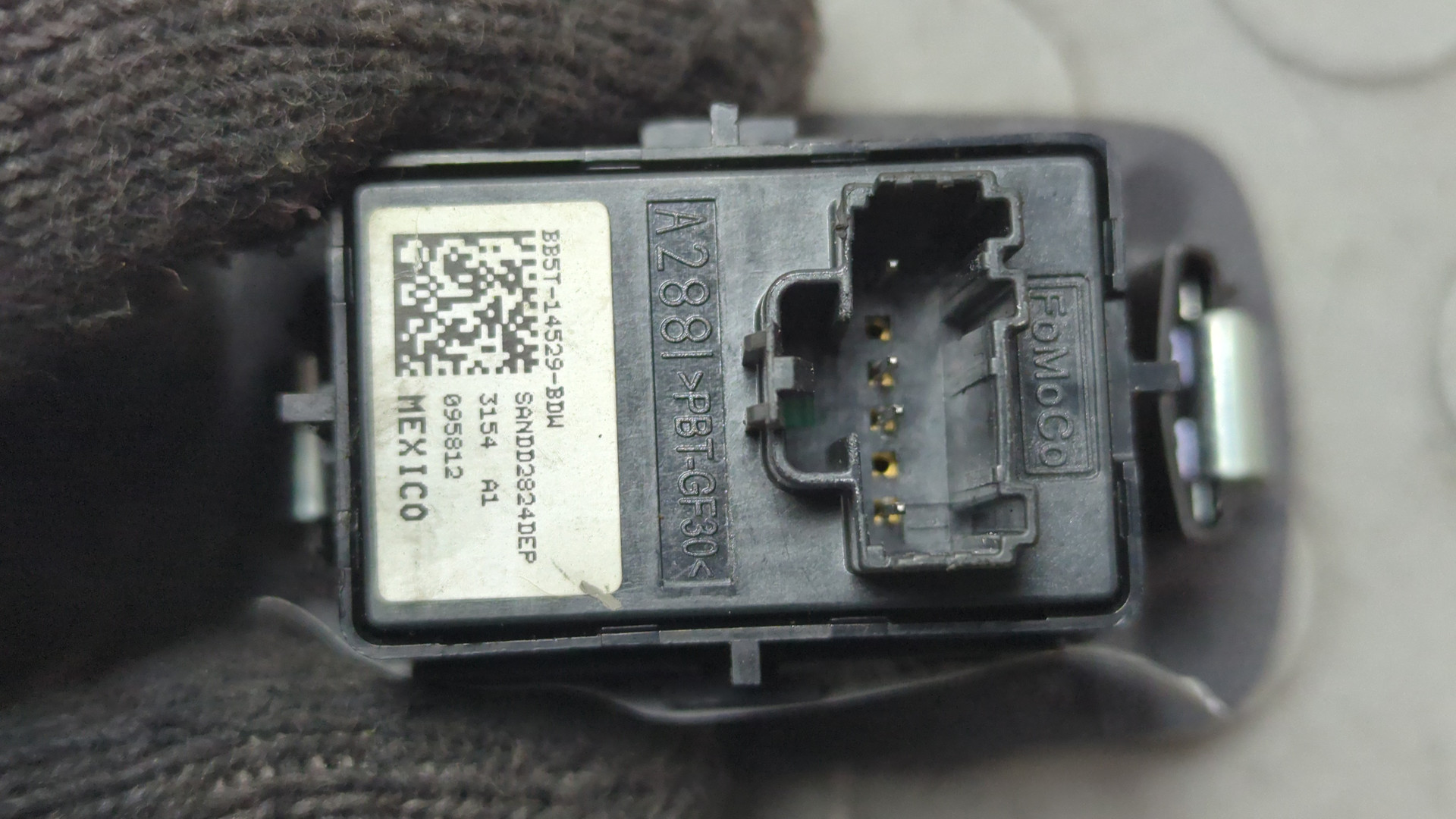 Кнопка стеклоподъемника