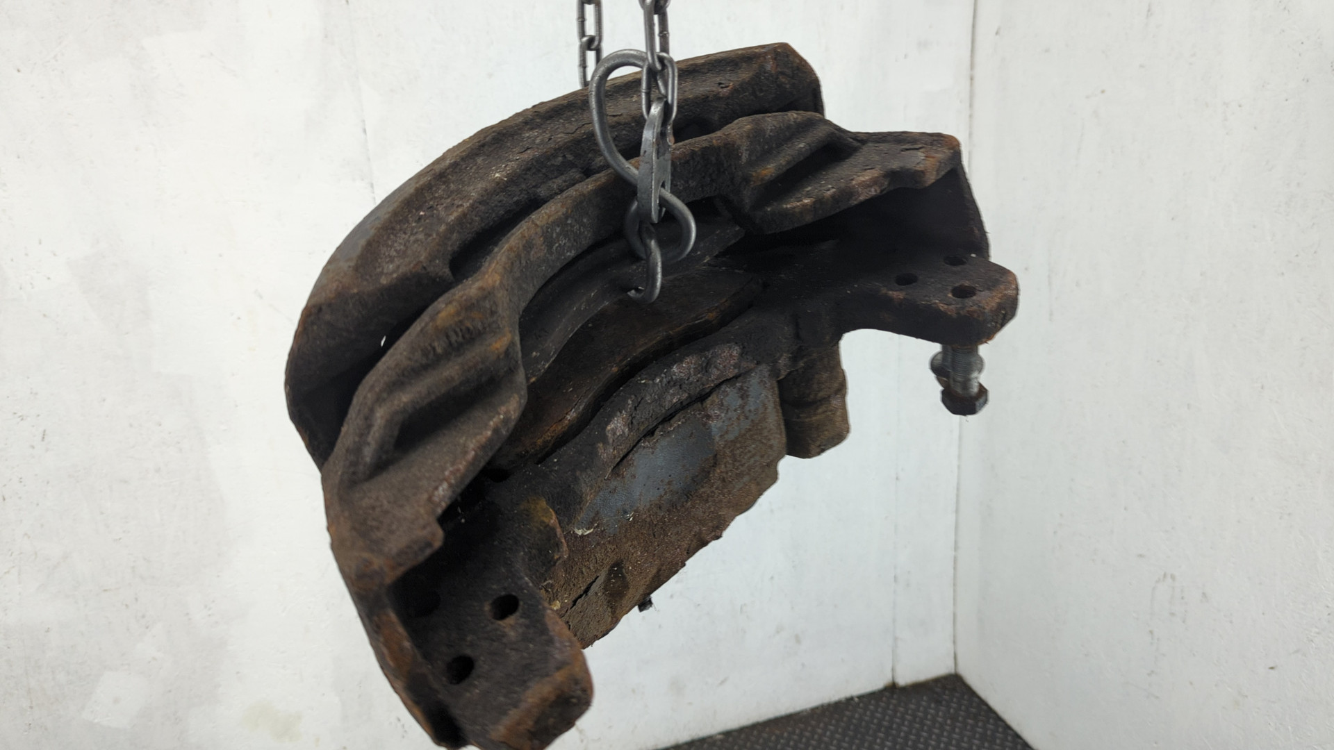 Суппорт передний левый