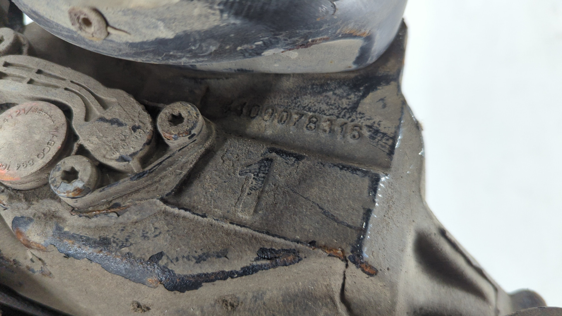 Кулак поворотный передний левый