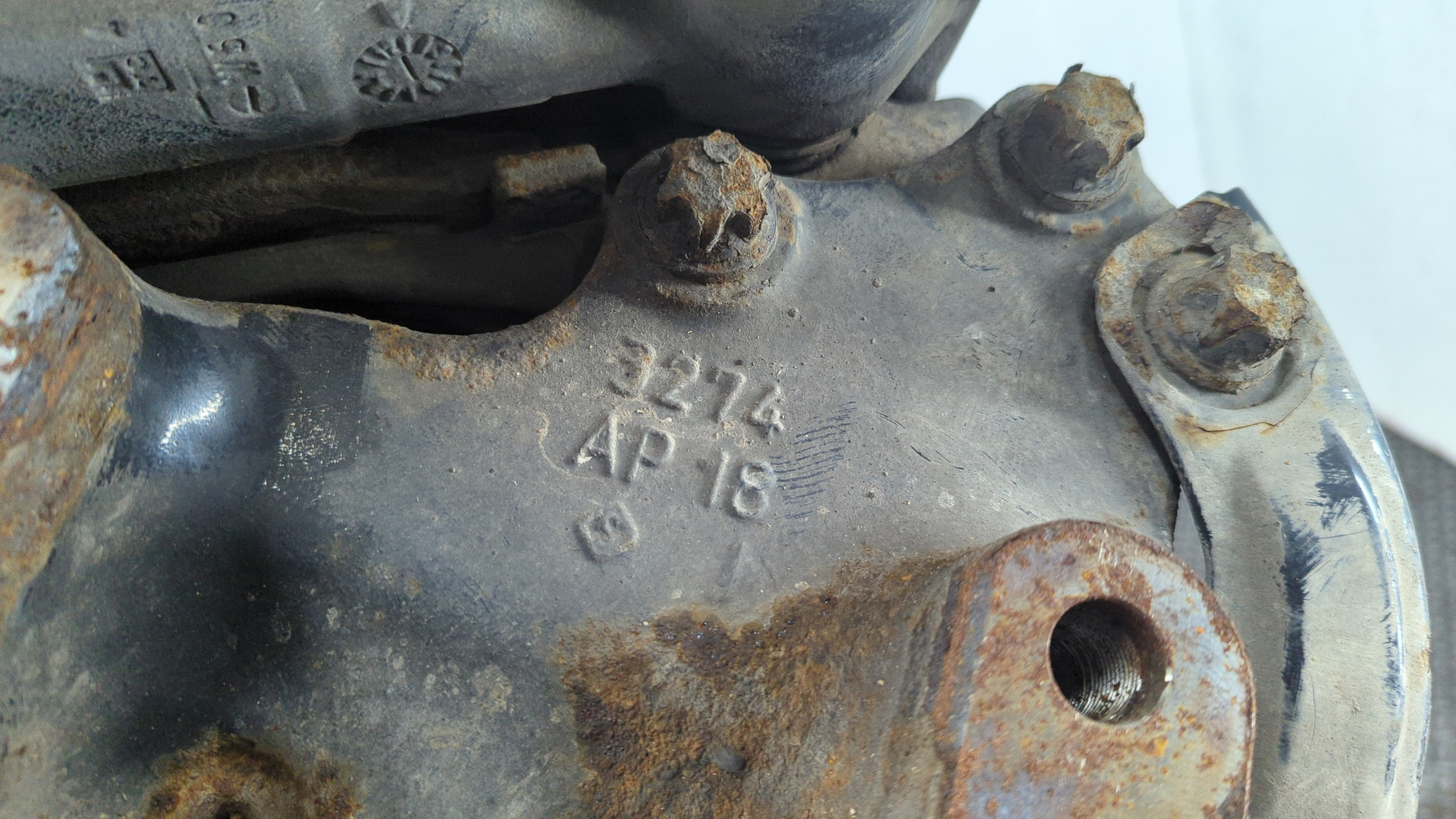 Кулак поворотный передний левый