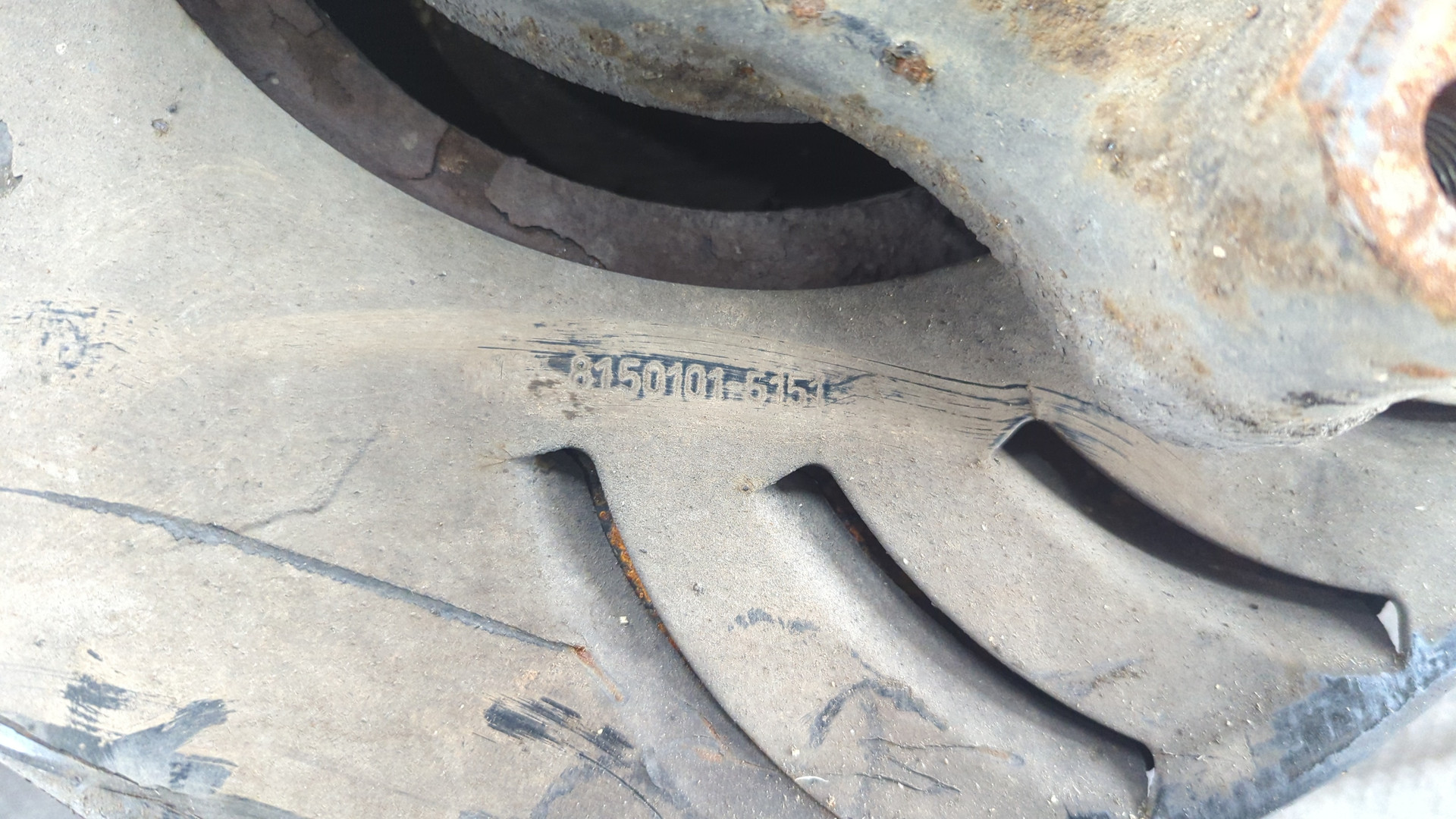 Кулак поворотный передний левый