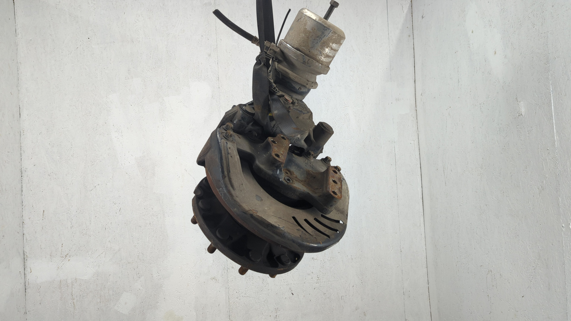 Кулак поворотный передний левый