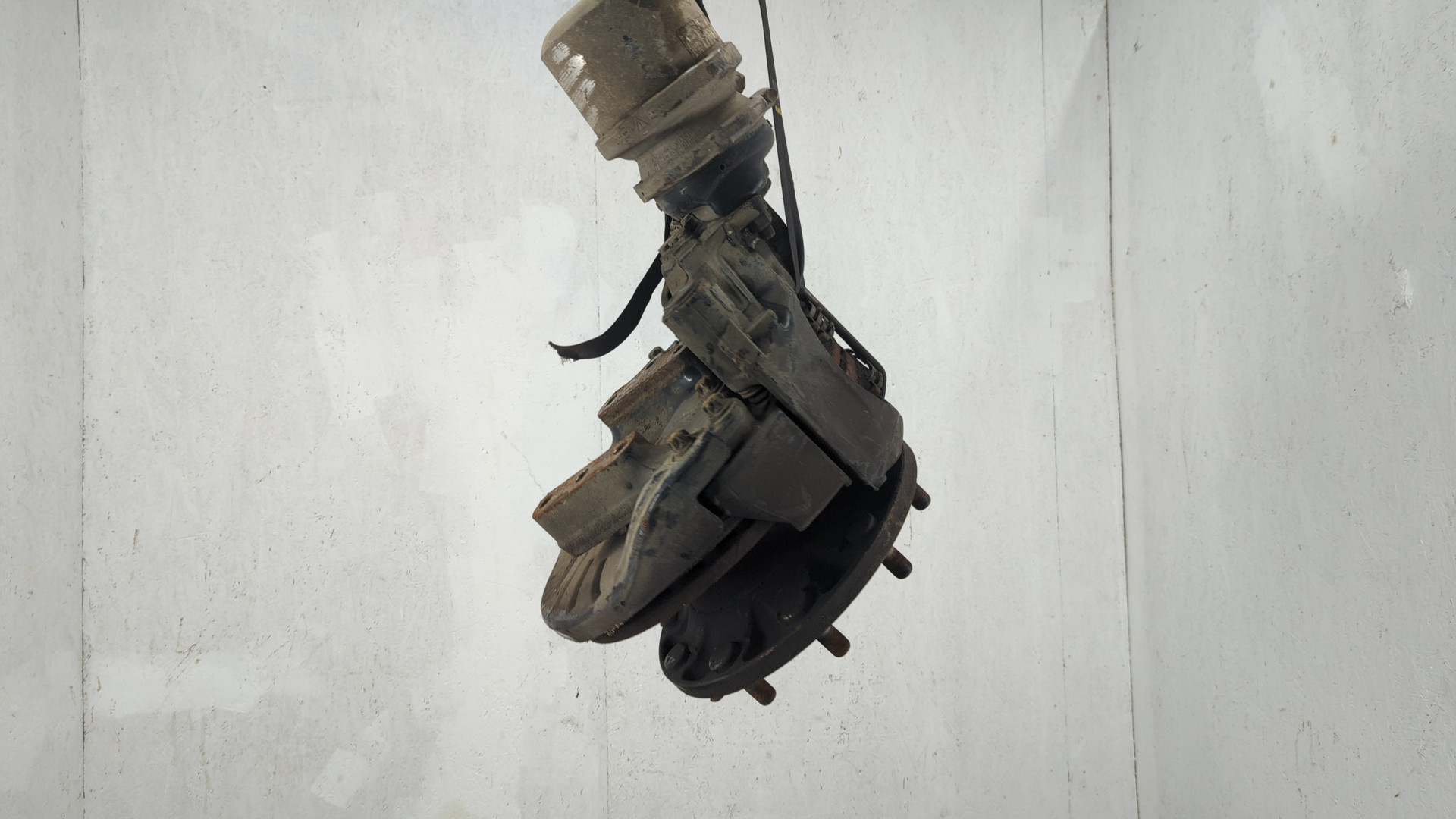 Кулак поворотный передний левый