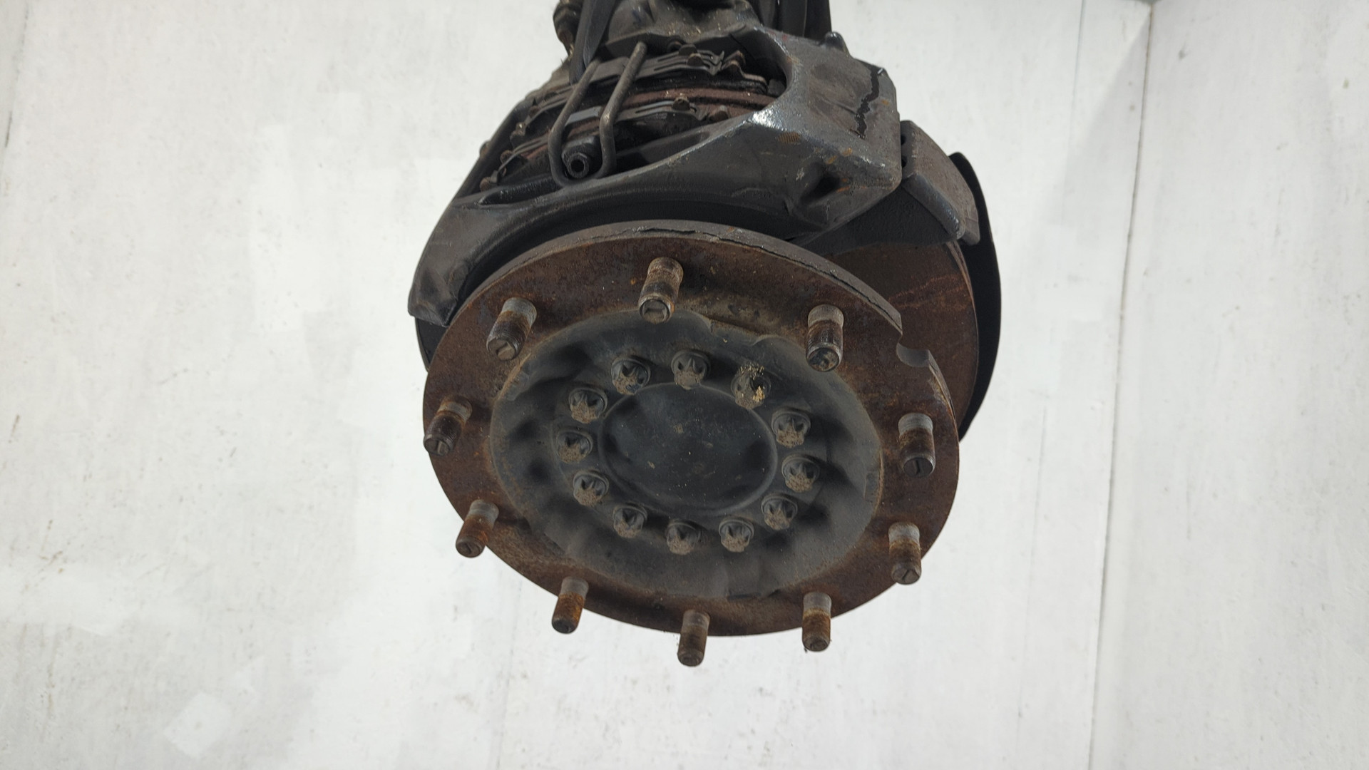 Кулак поворотный передний левый