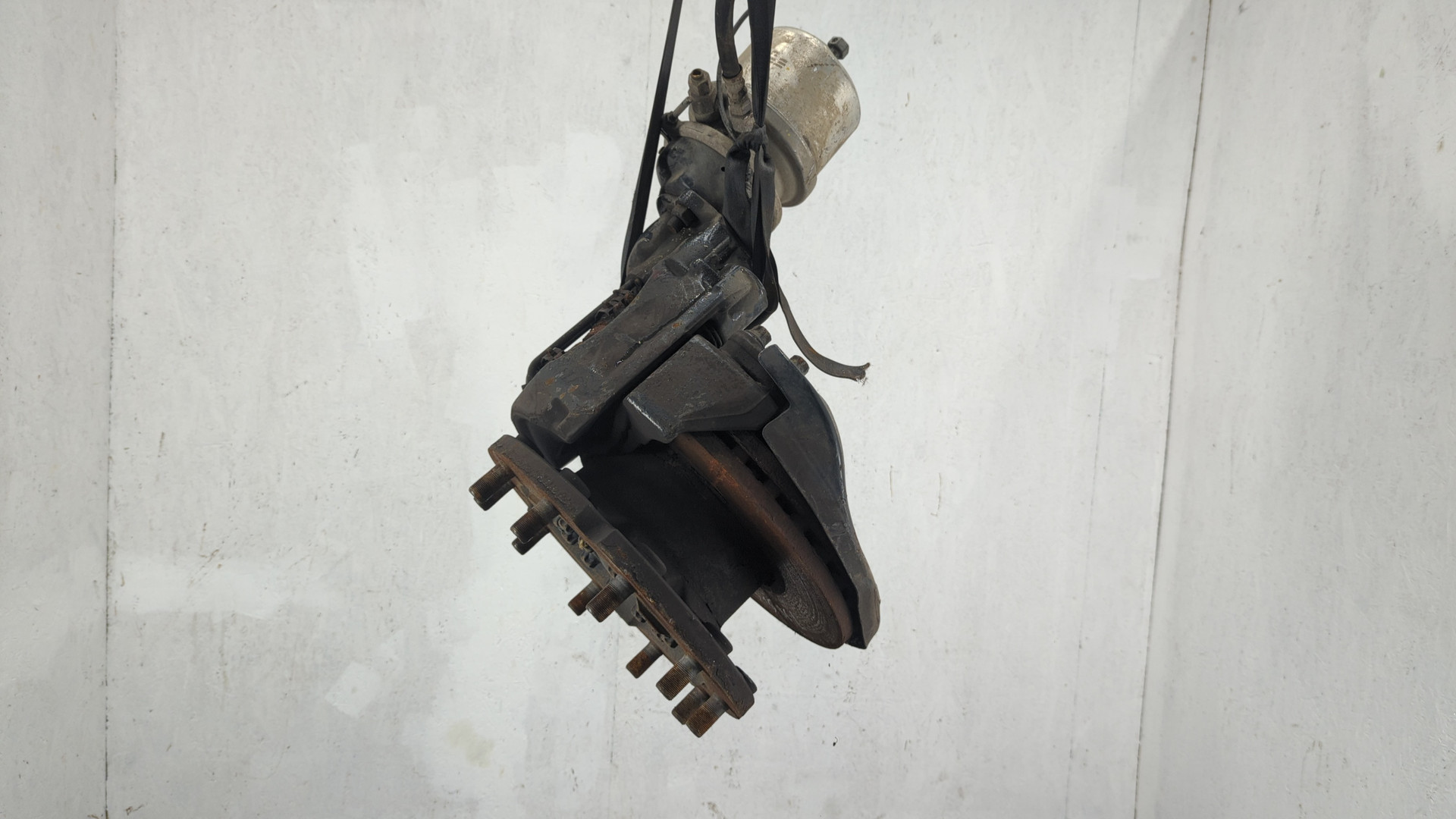 Кулак поворотный передний левый