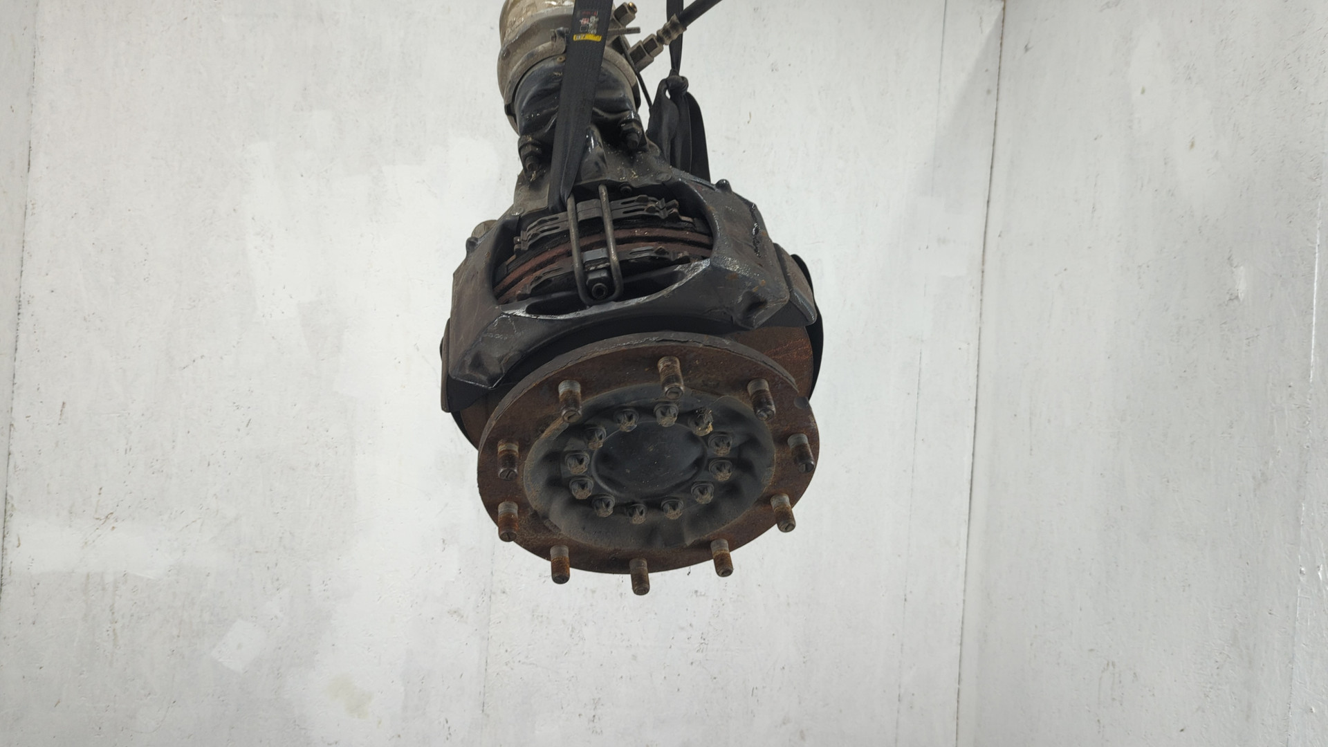 Кулак поворотный передний левый