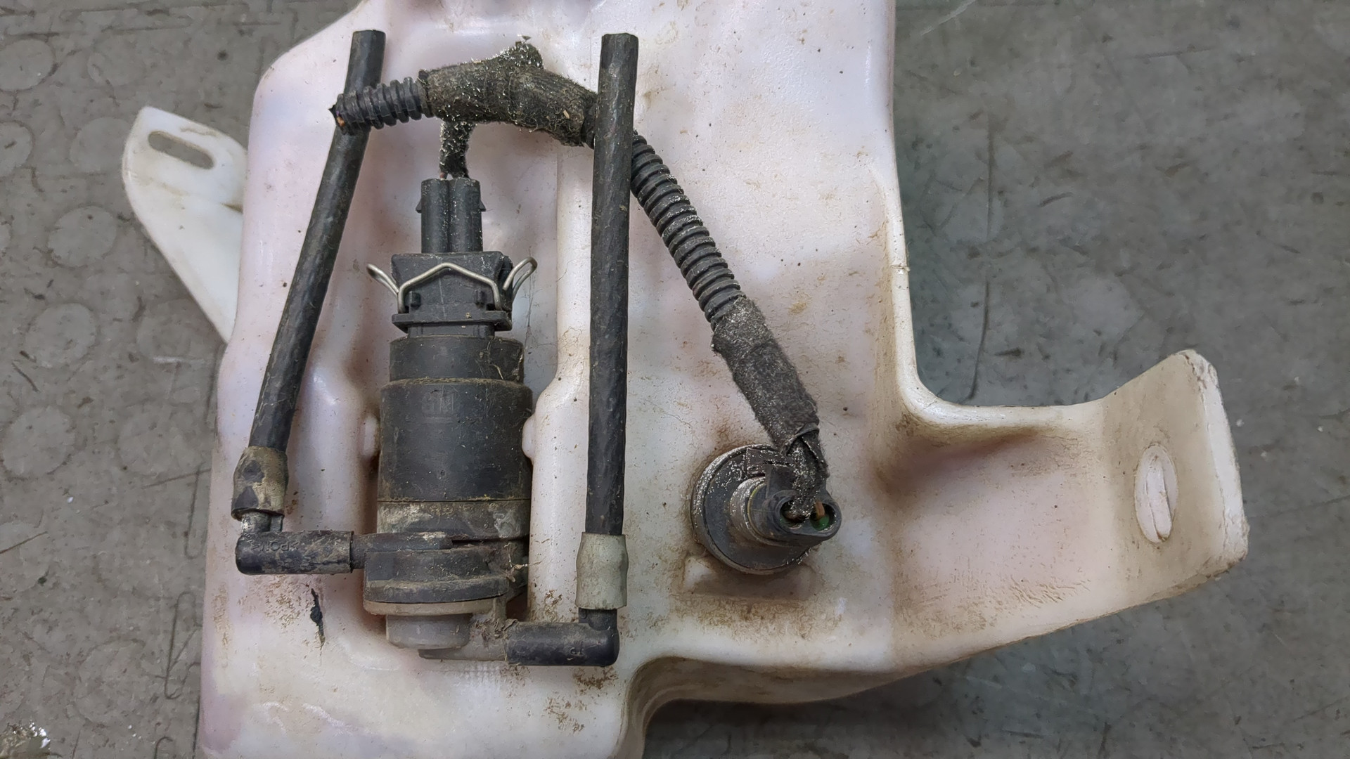 Бачок омывателя лобового стекла