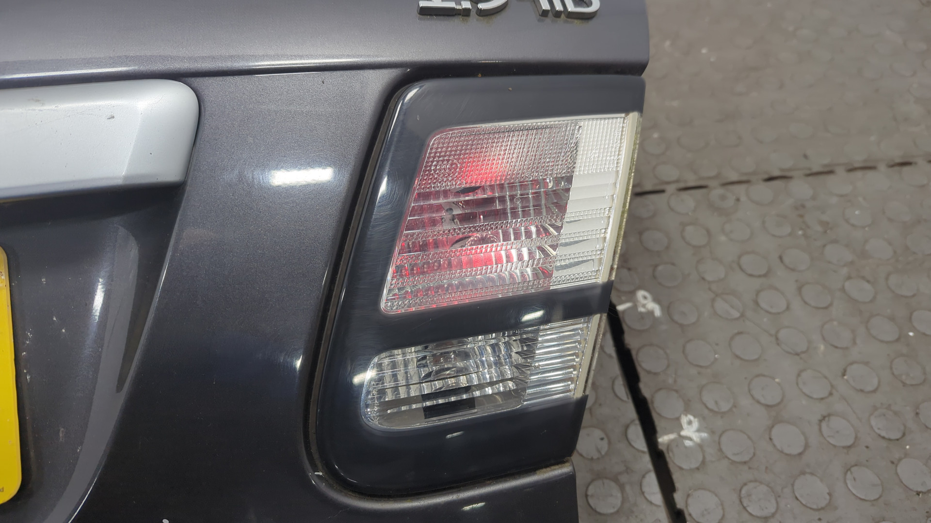 Дверь багажника