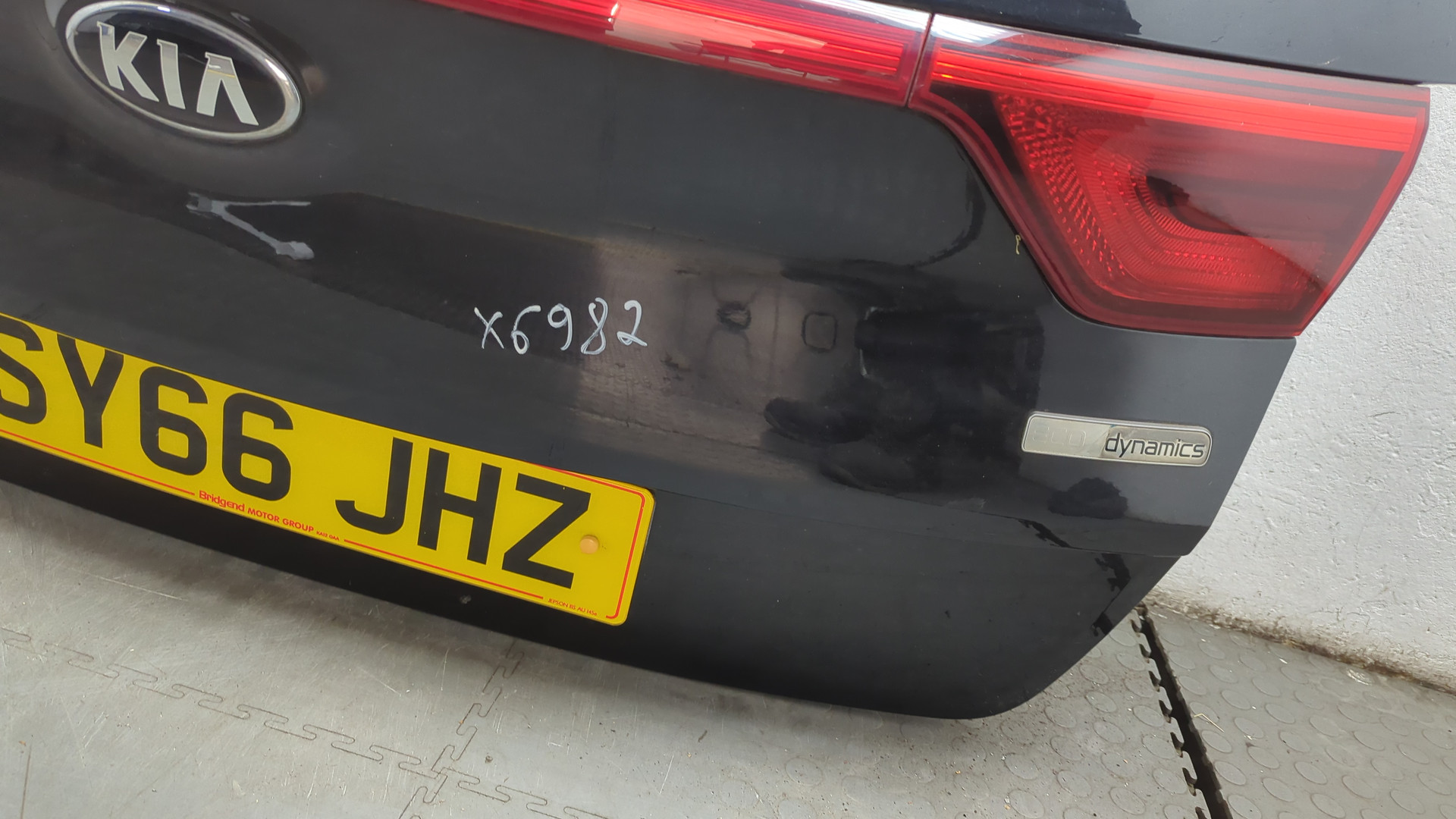 Дверь багажника