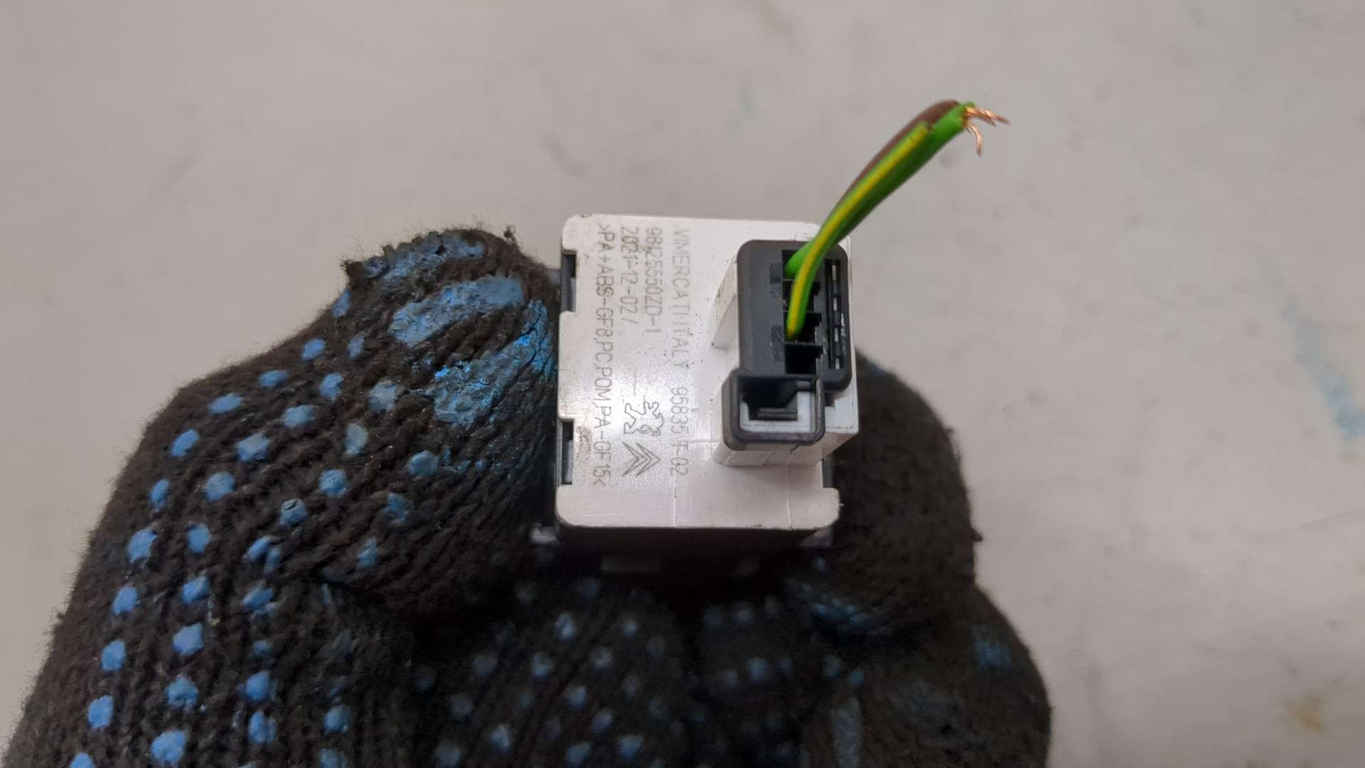 Кнопка корректора фар