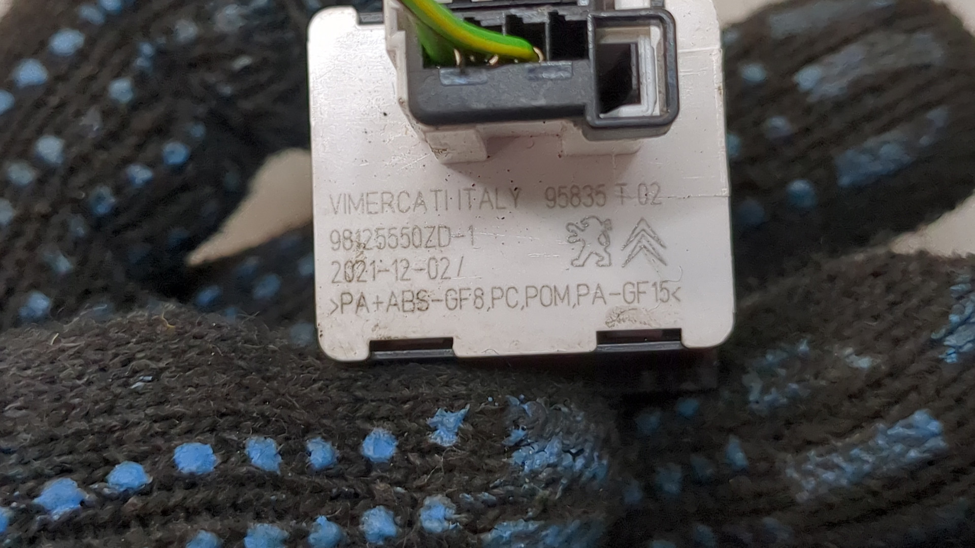 Кнопка корректора фар