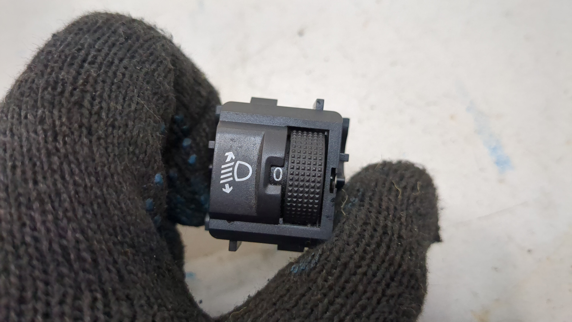 Кнопка корректора фар