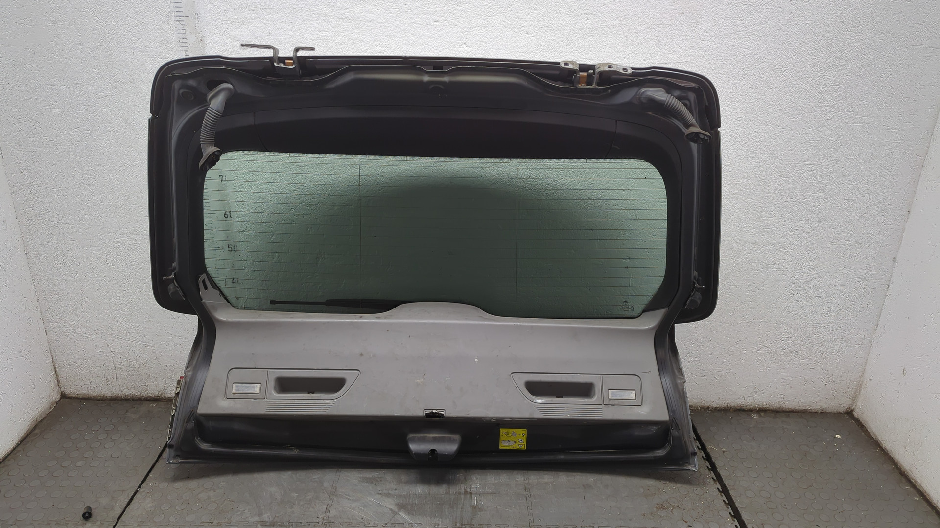 Дверь багажника