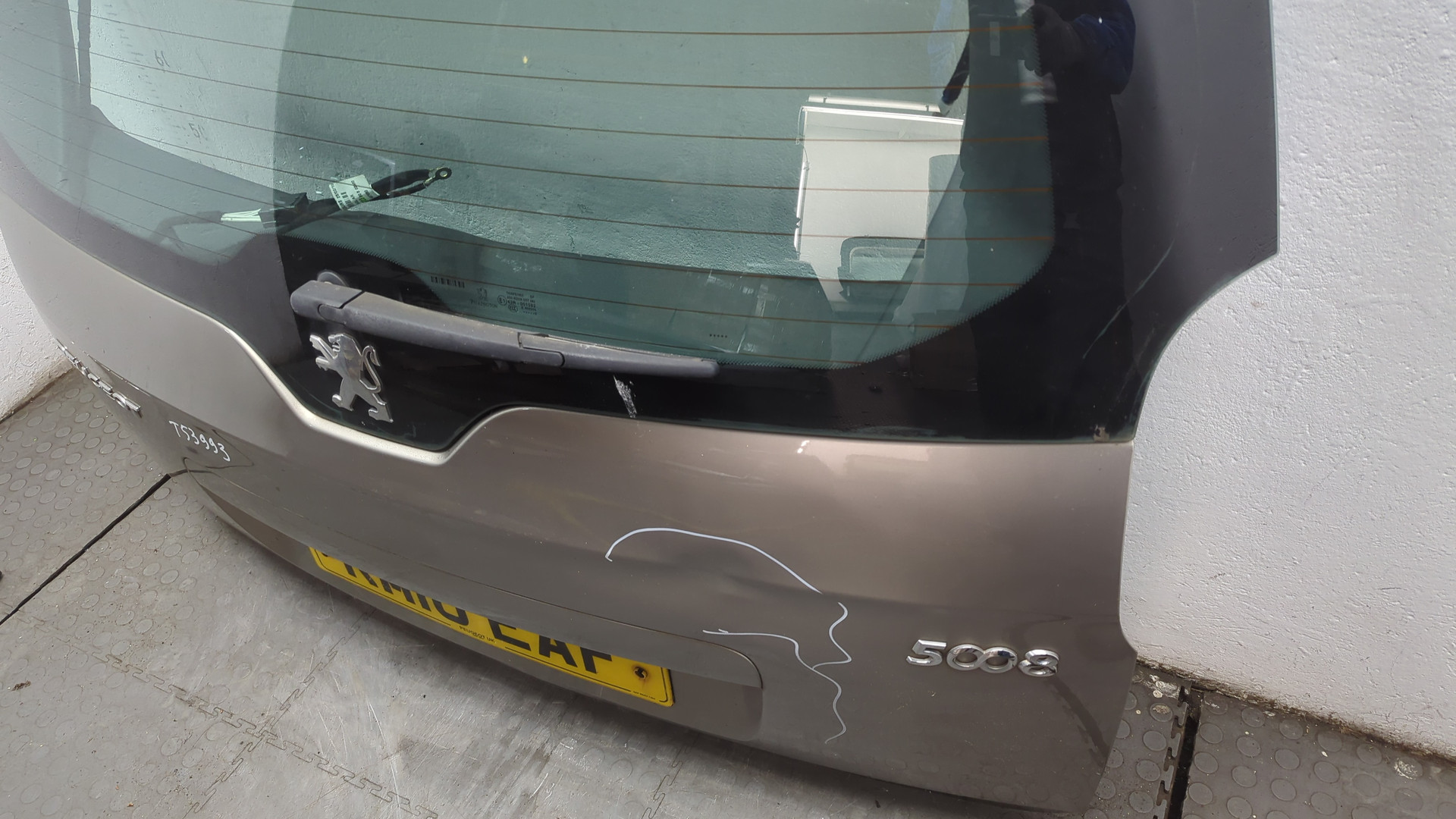 Дверь багажника