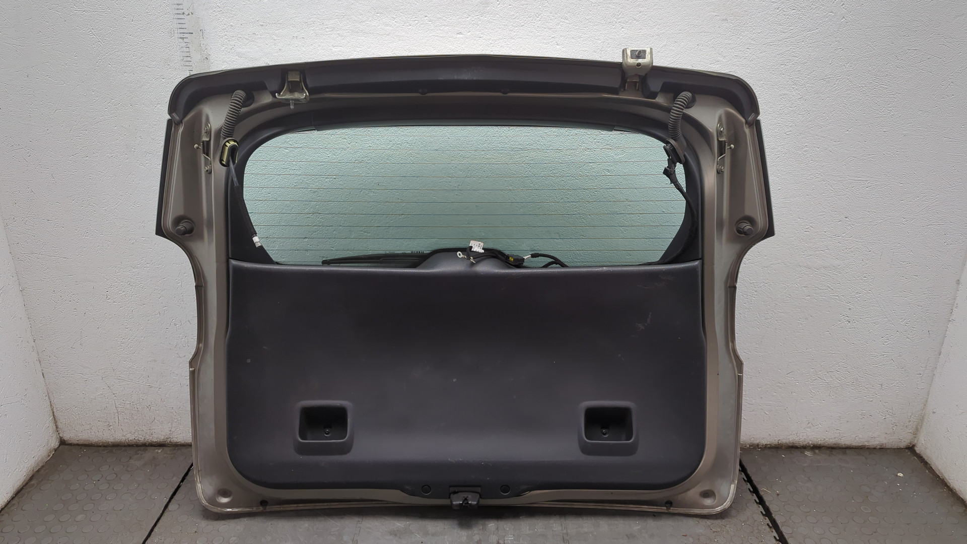 Дверь багажника