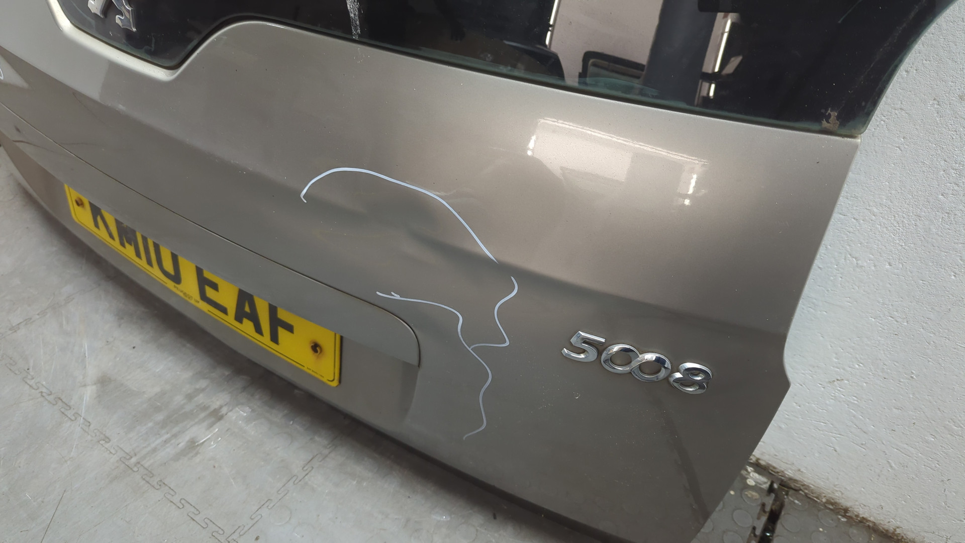 Дверь багажника