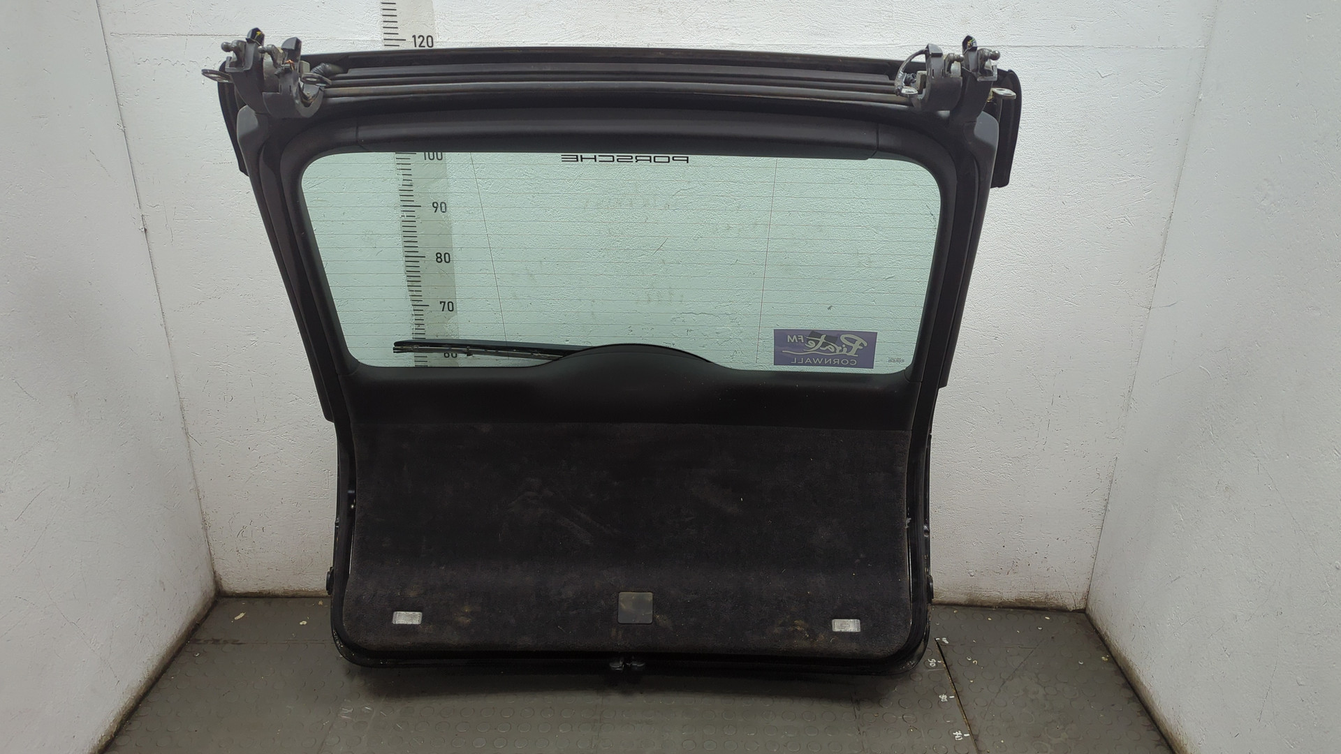 Дверь багажника