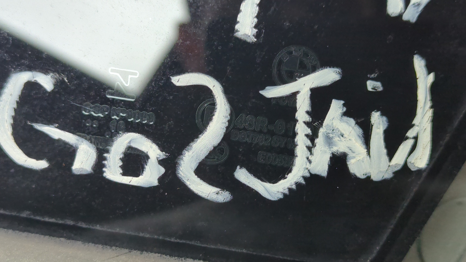 Стекло двери передней левой