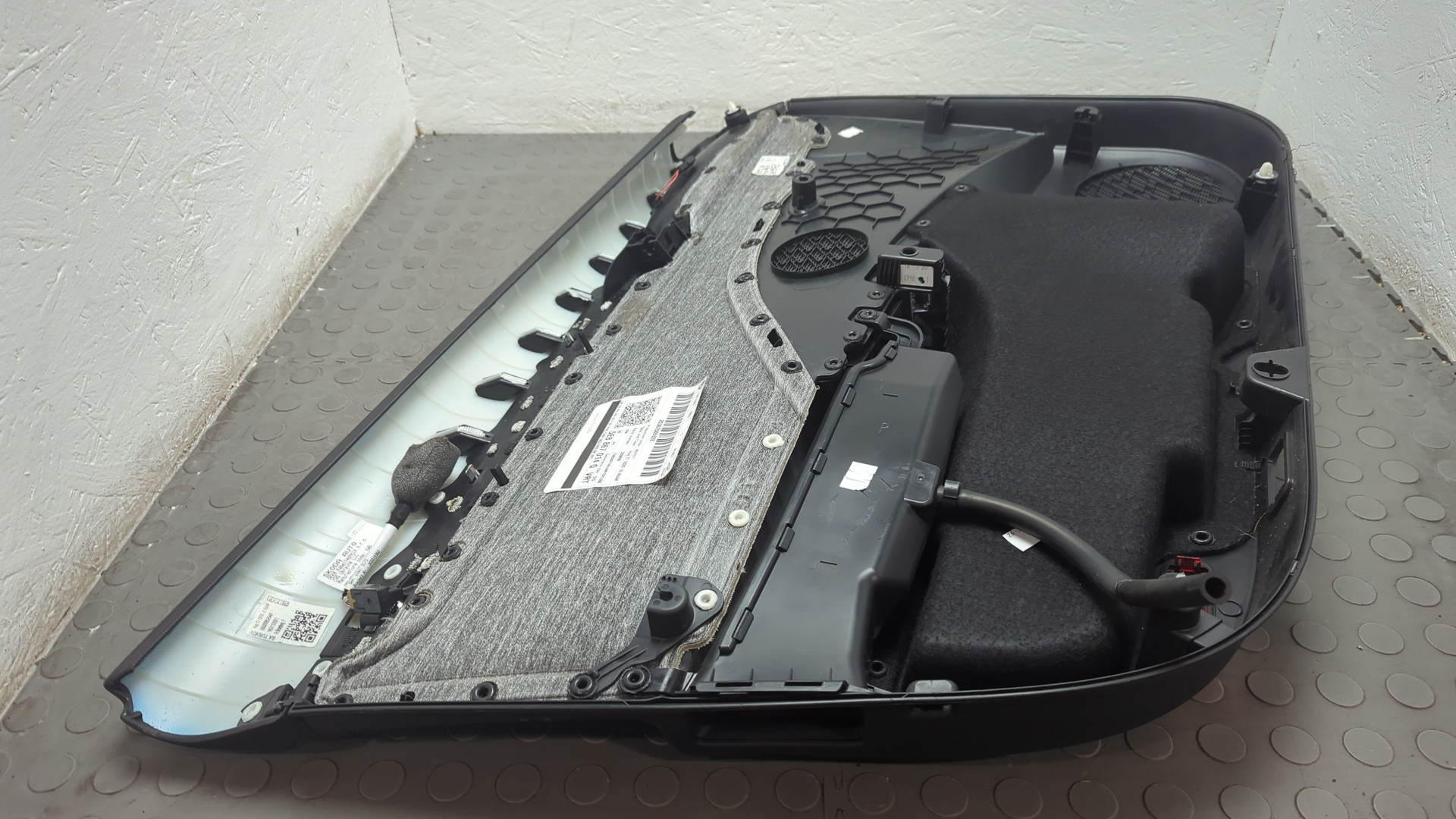 Обшивка двери передней правой