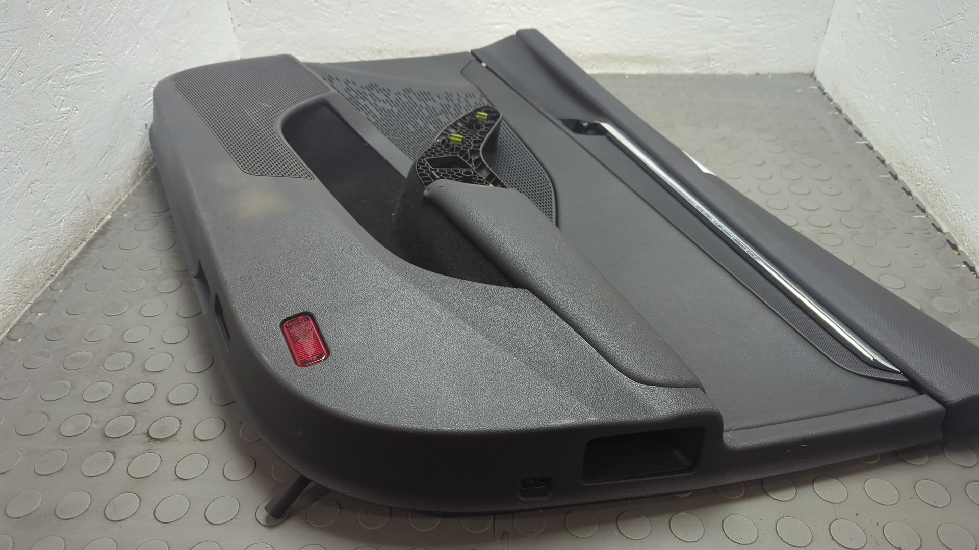 Обшивка двери передней правой