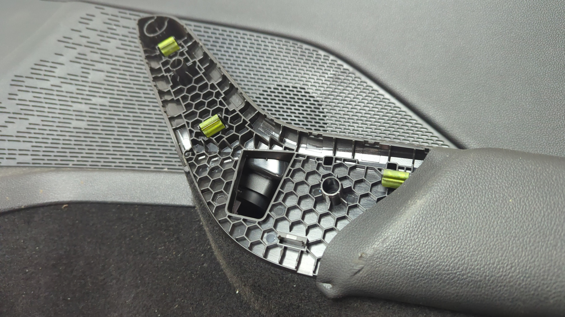 Обшивка двери передней правой