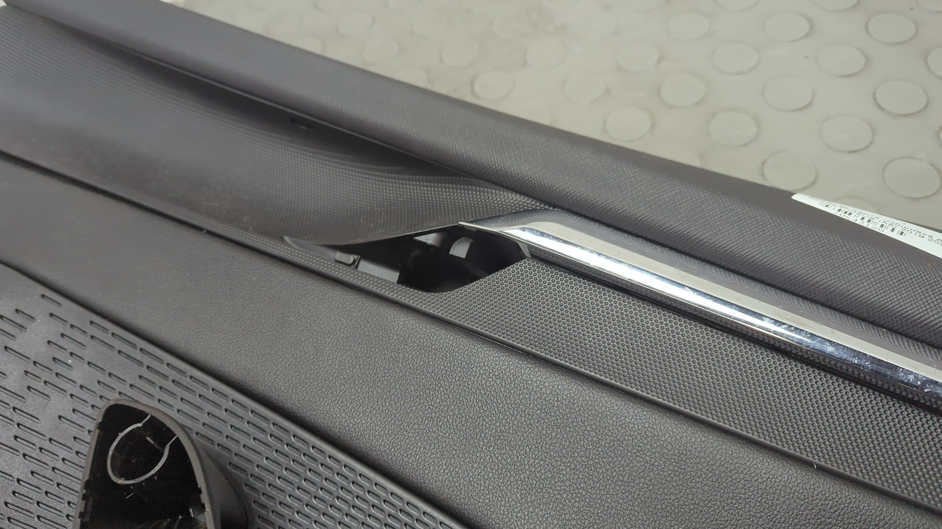 Обшивка двери передней правой