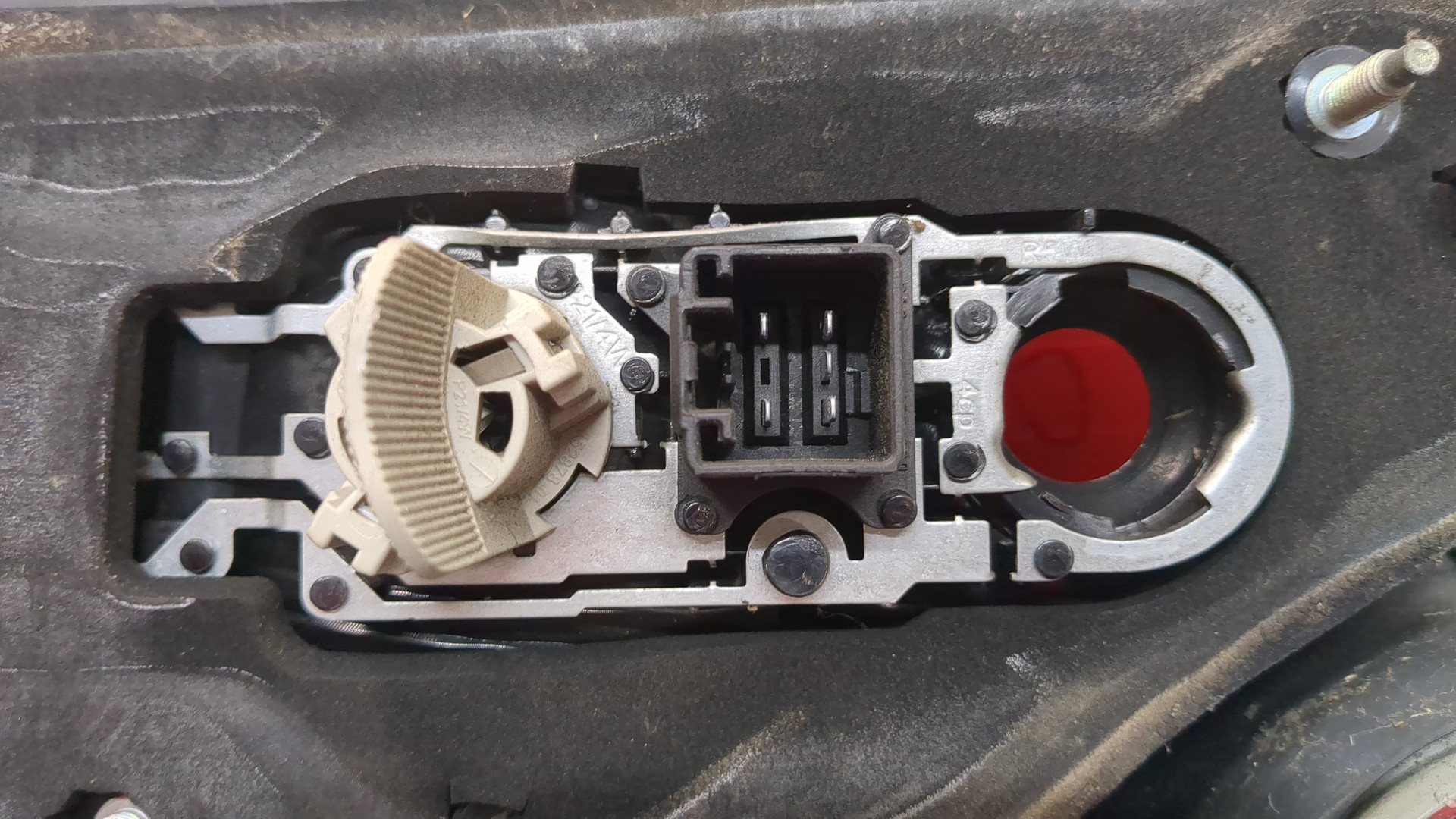 Фонарь задний левый