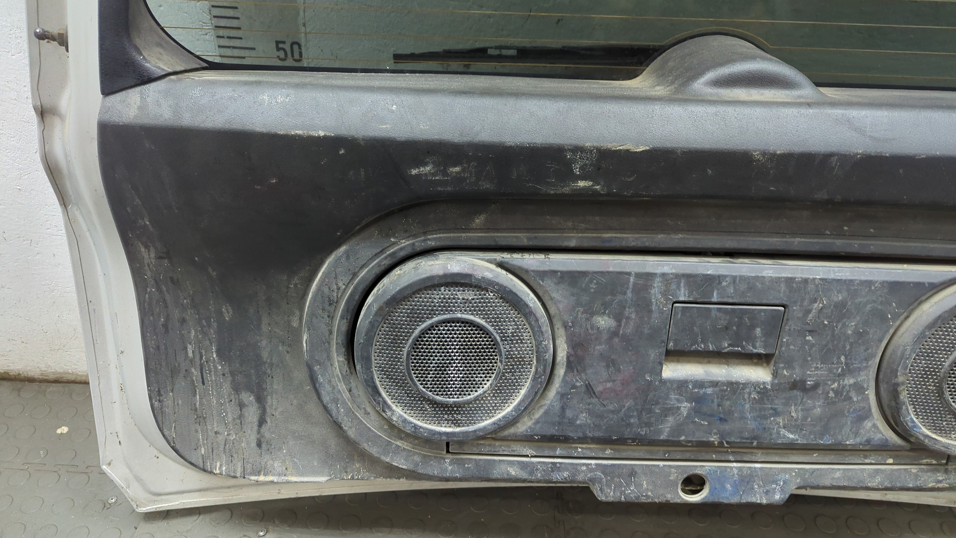 Дверь багажника