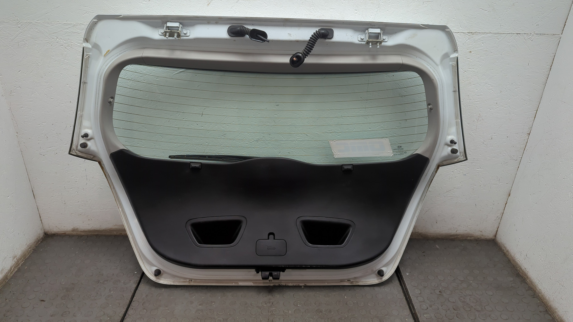 Дверь багажника