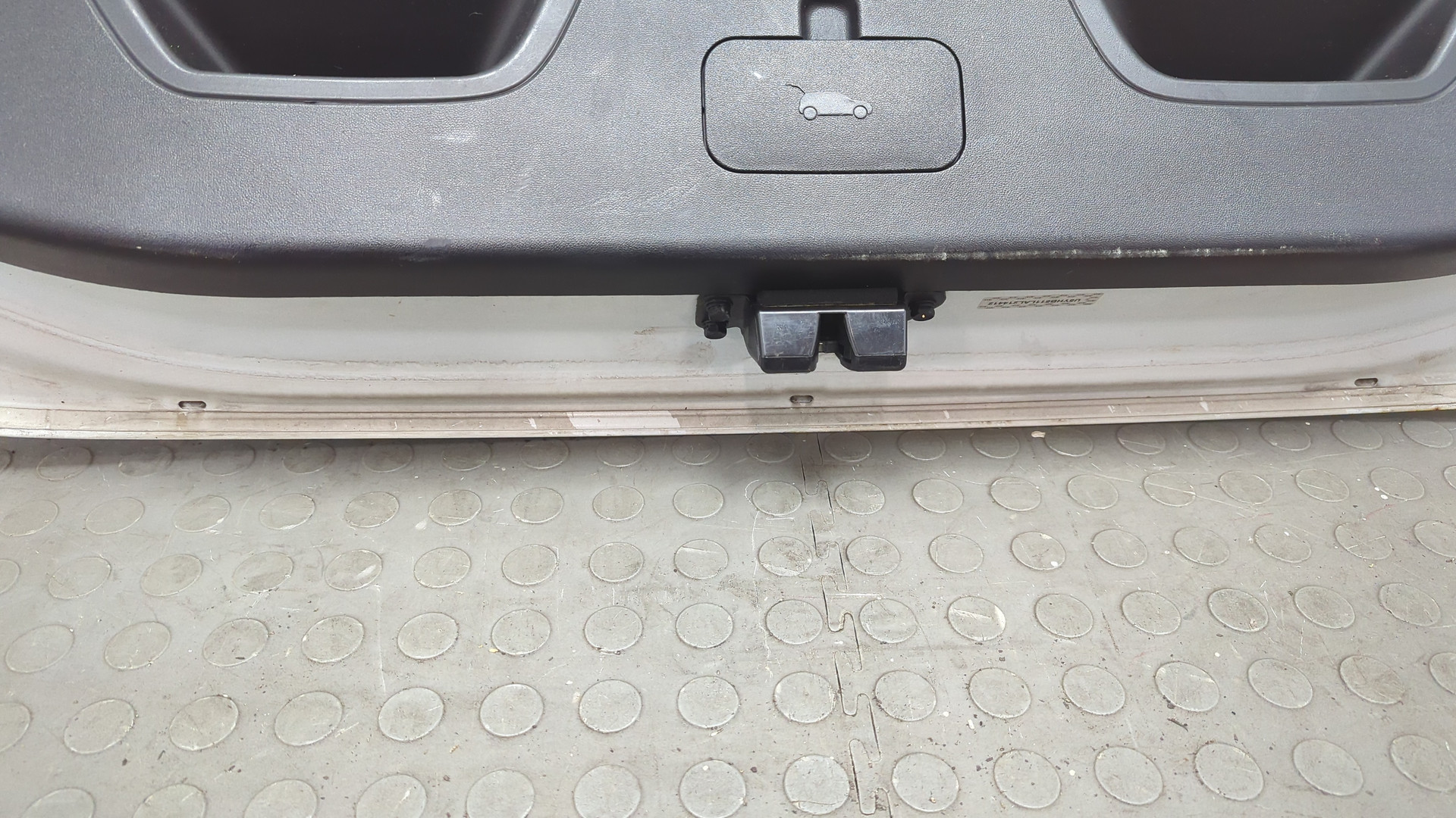 Дверь багажника