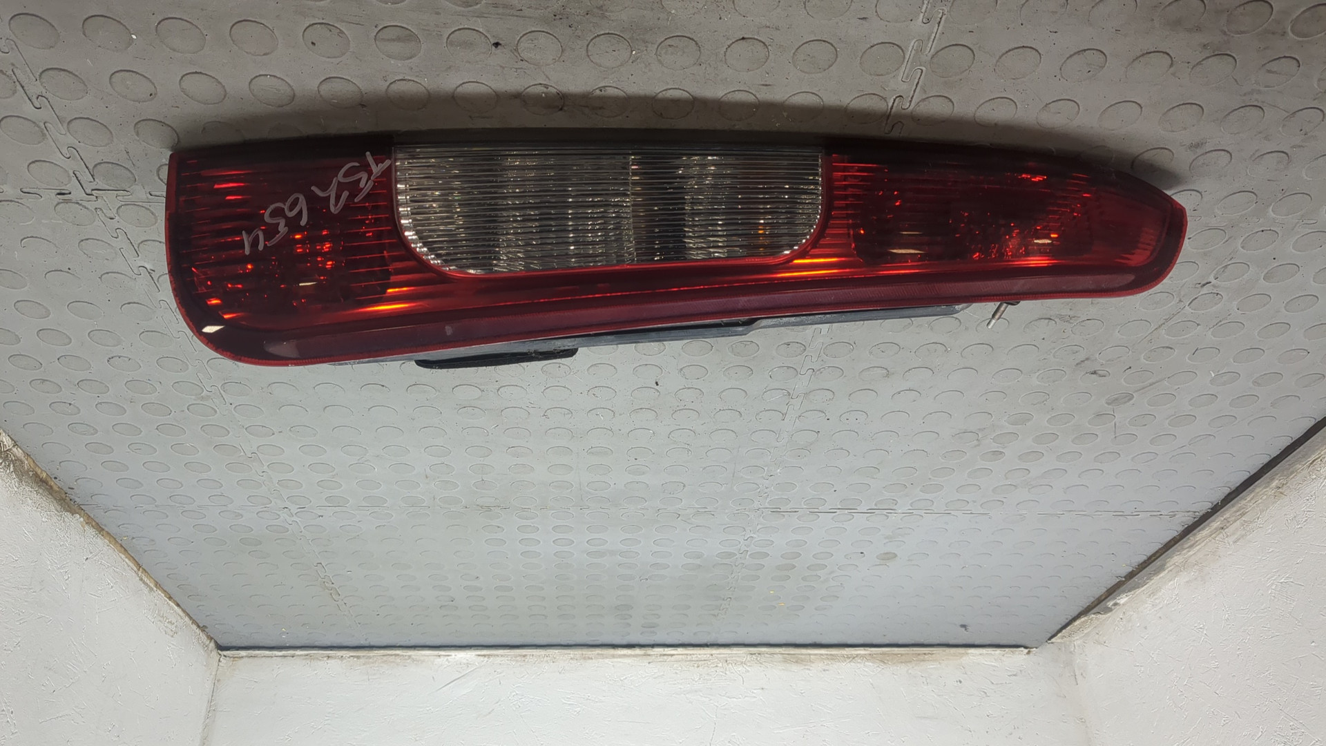 Фонарь задний правый