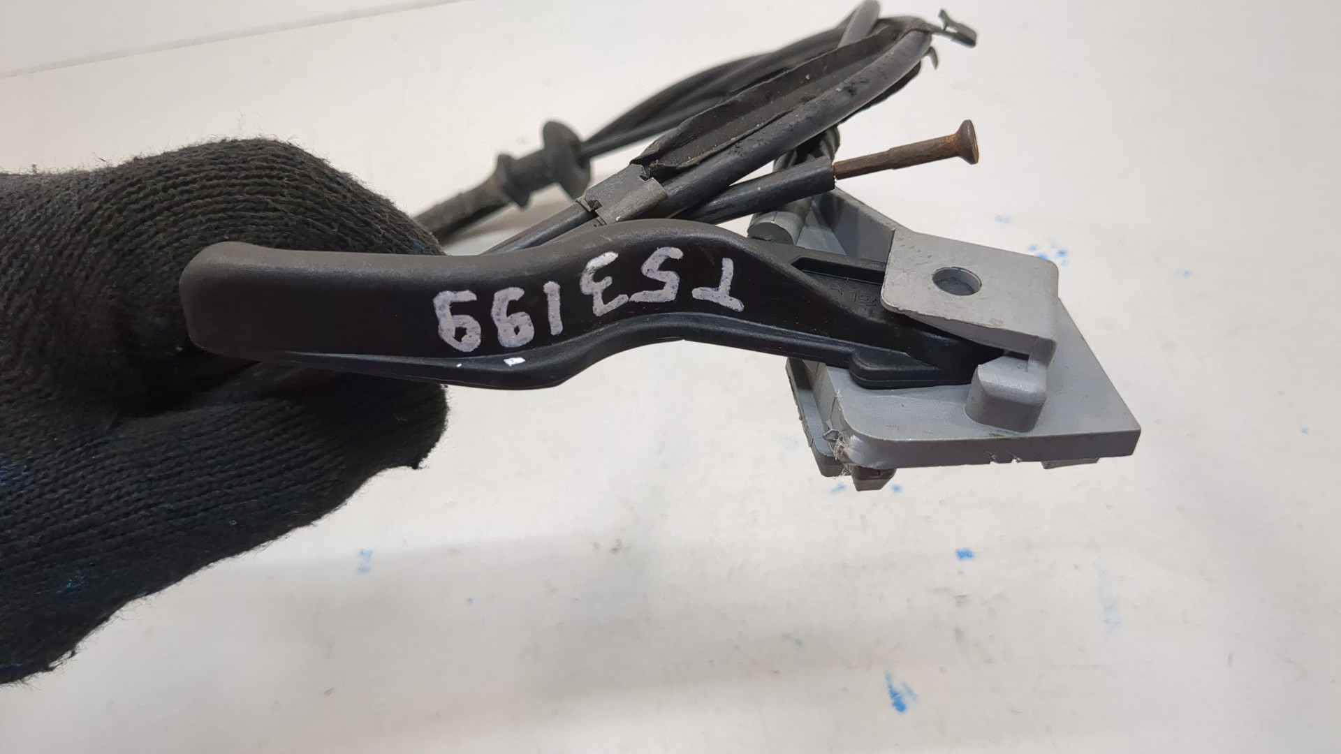 Ручка открывания капота