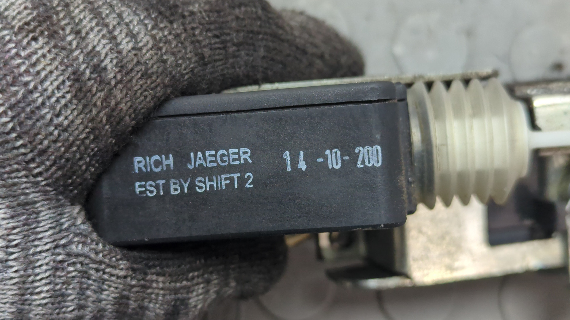 Замок двери передней левой