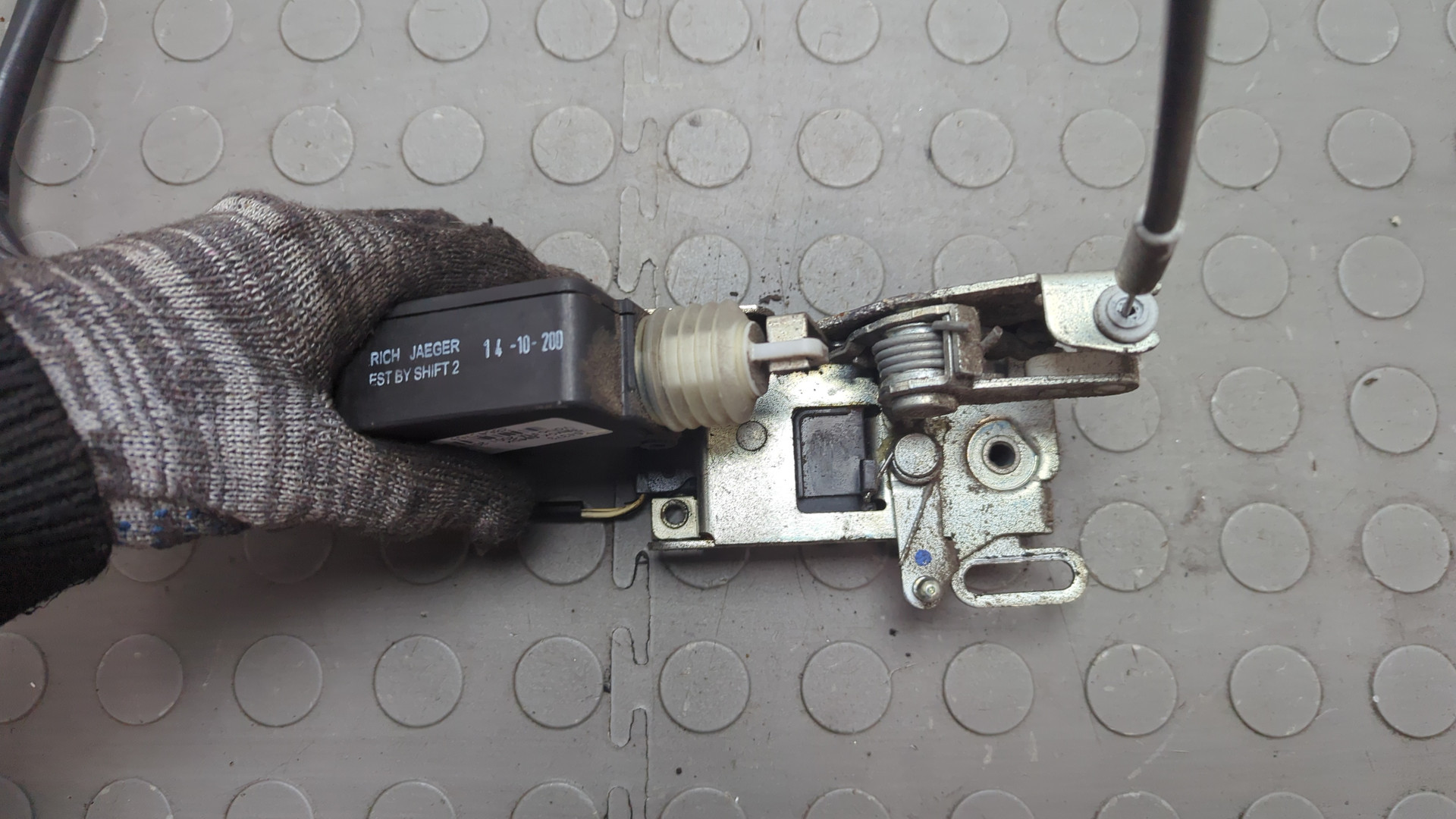 Замок двери передней левой