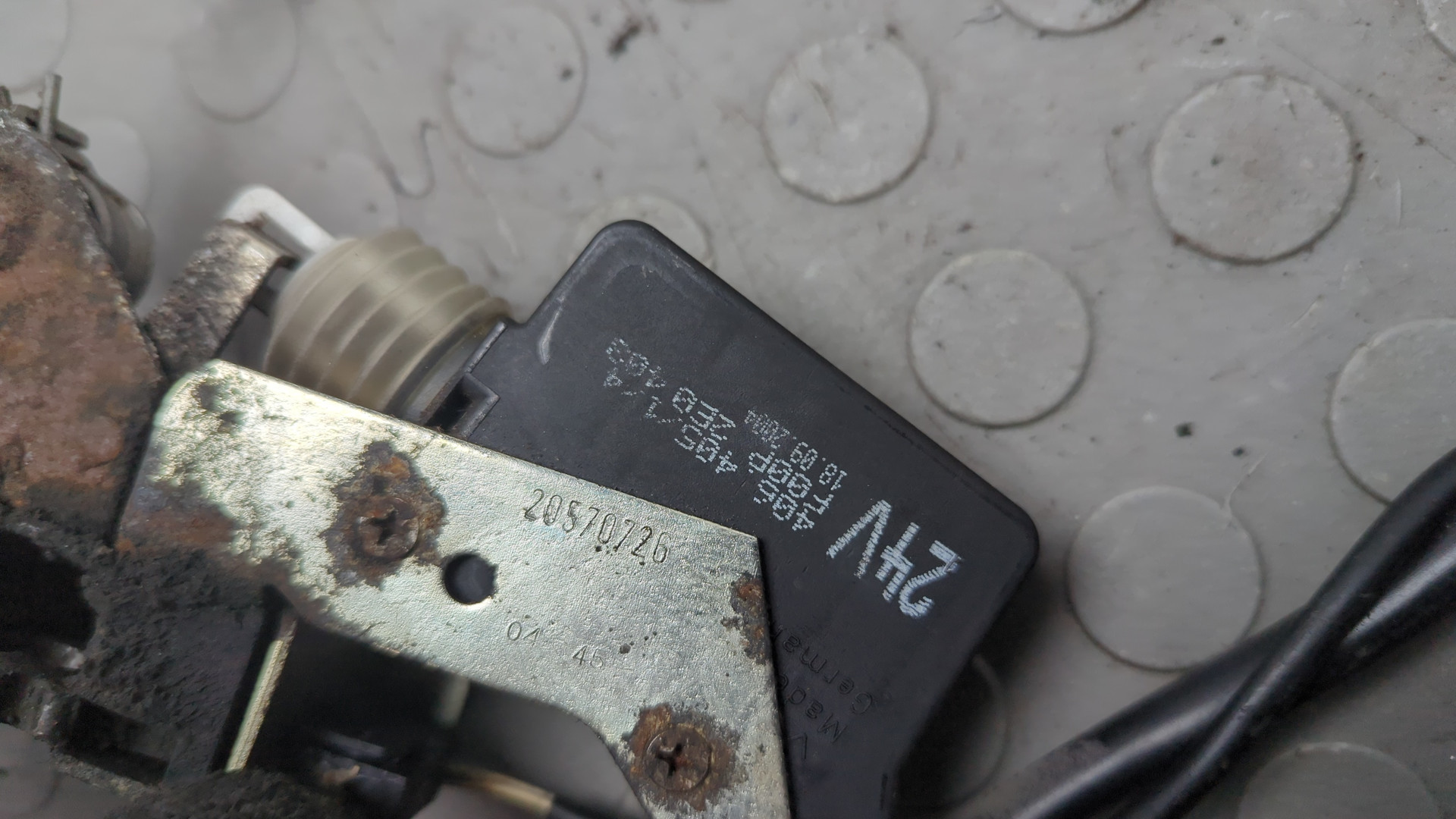 Замок двери передней левой