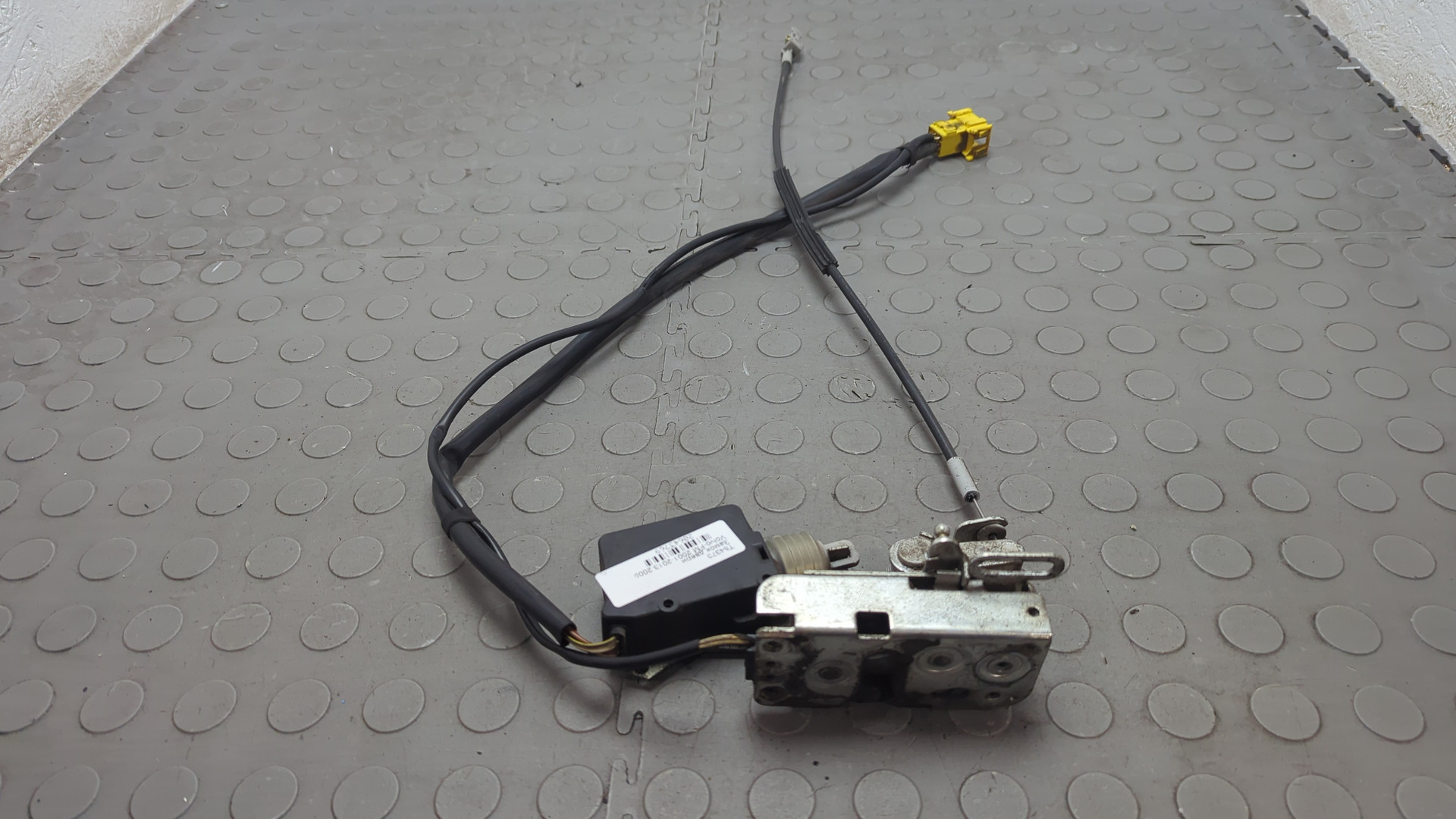 Замок двери передней левой